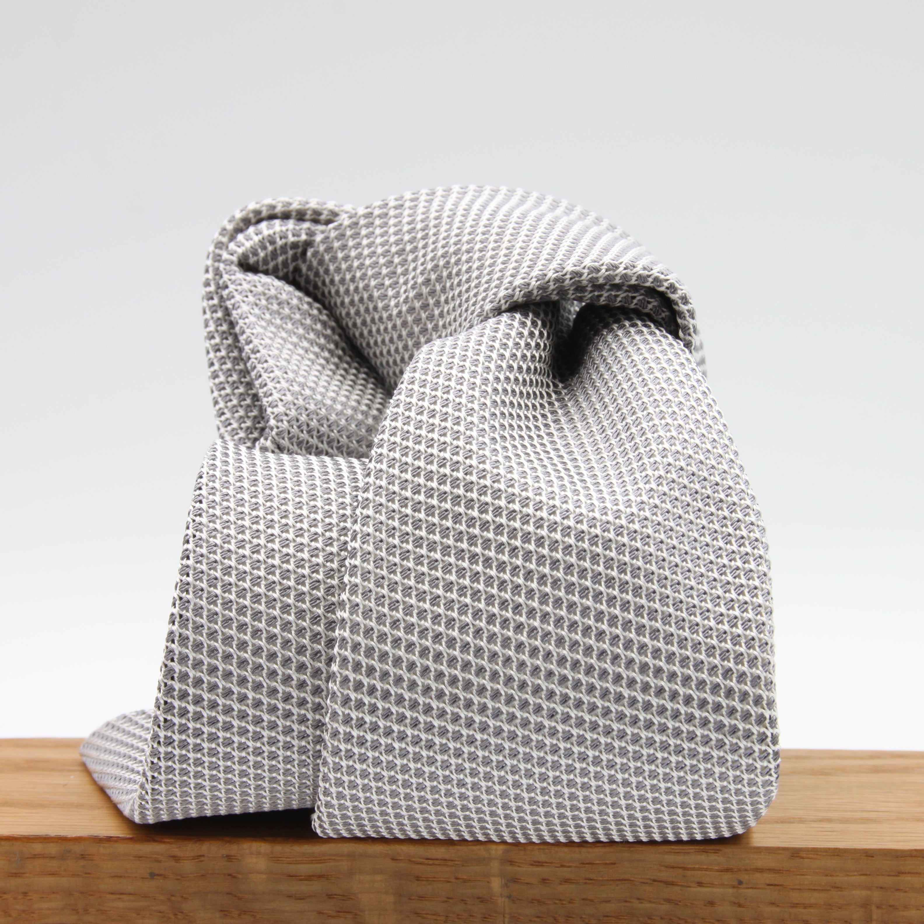 Cruciani &amp; Bella Tie
100% Silk Grenadine garza fina&nbsp;
Tipped

Plain Grey and white tie
Handmade in Italy

8 cm x 150 cm
#9506