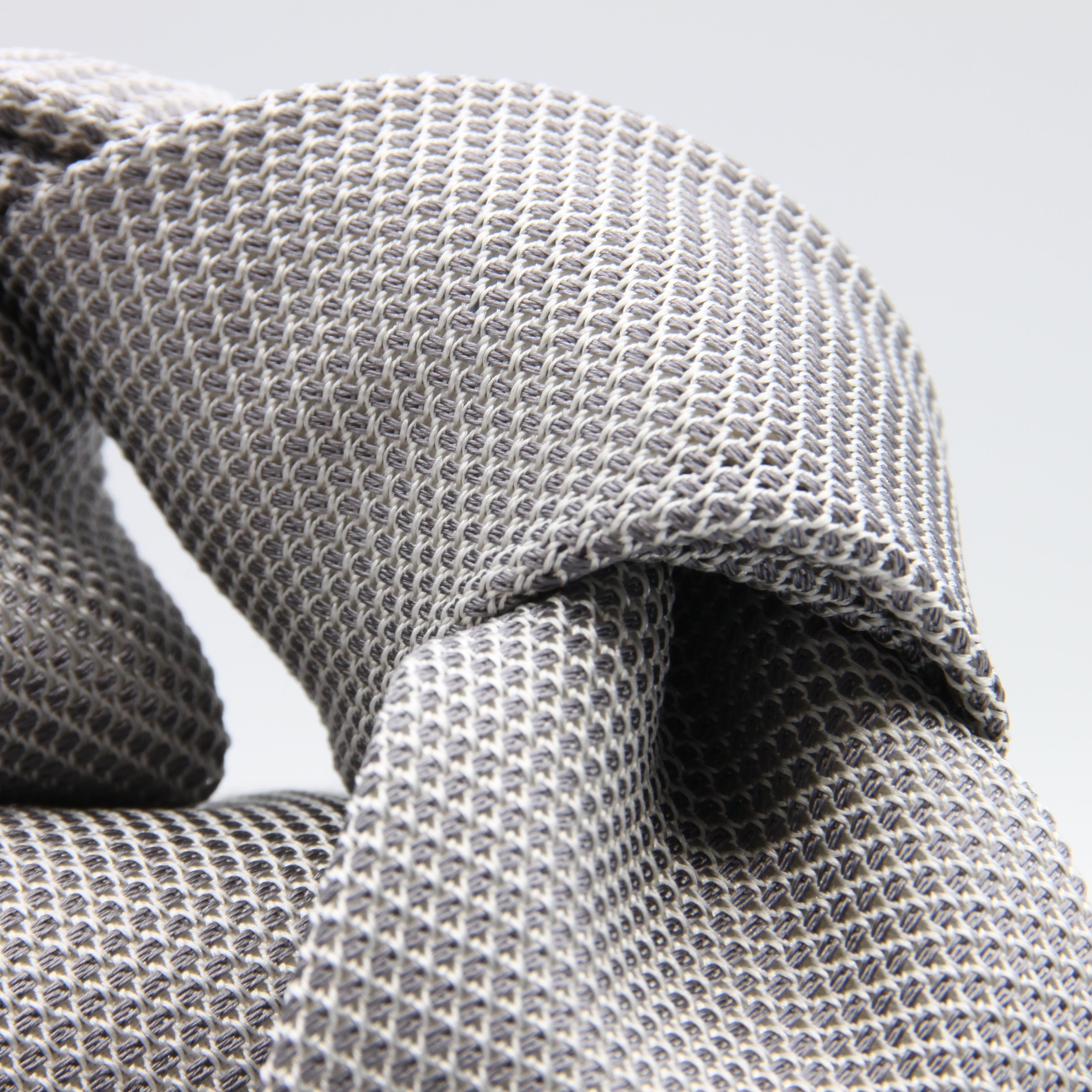 Cruciani &amp; Bella Tie
100% Silk Grenadine garza fina&nbsp;
Tipped

Plain Grey and white tie
Handmade in Italy

8 cm x 150 cm
#9506