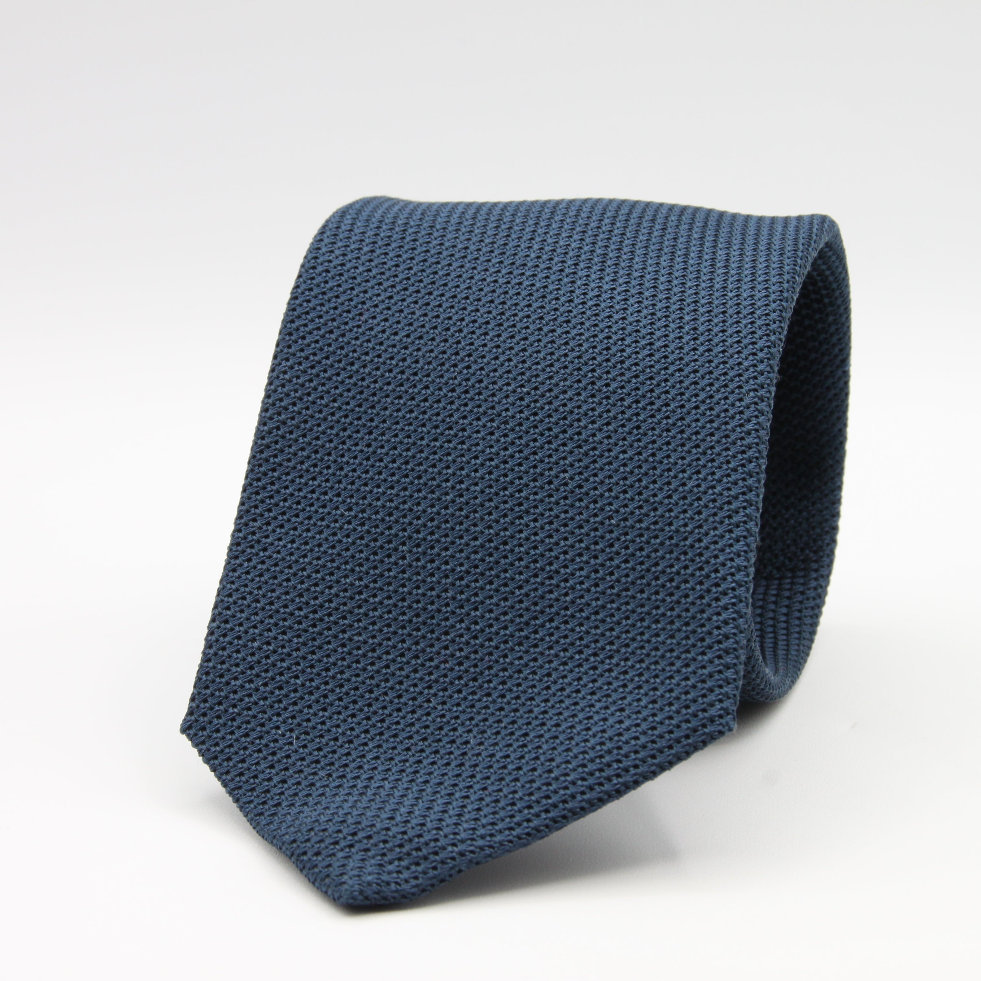 Cruciani &amp; Bella Tie
100% Silk Grenadine garza fina&nbsp;
Tipped

Plain Royal Blue tie
Handmade in Italy

8 cm x 150 cm
#9509