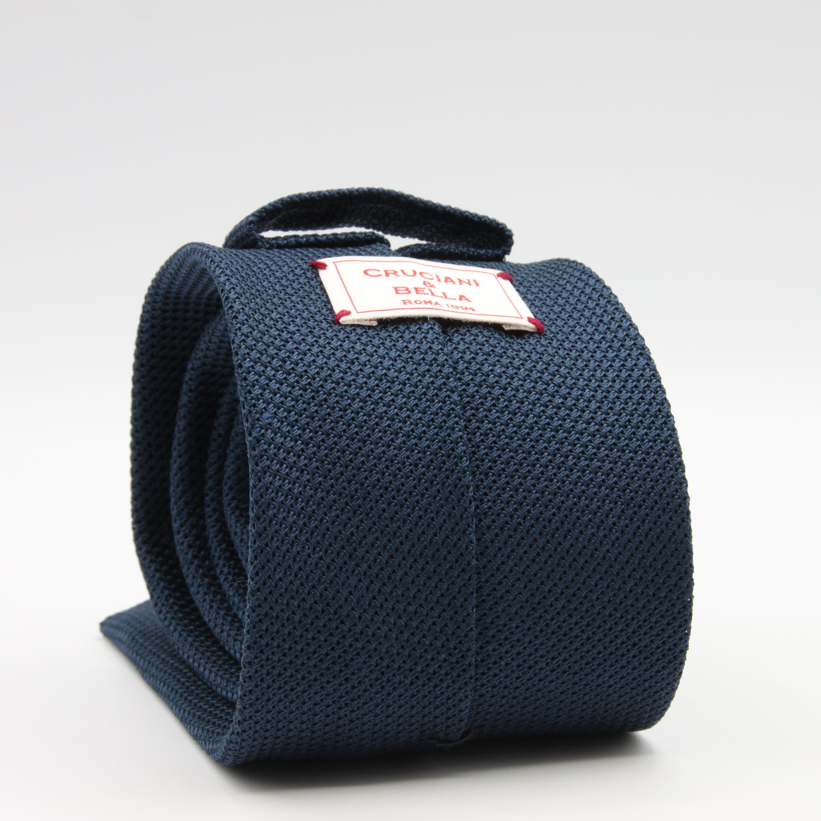 Cruciani &amp; Bella Tie
100% Silk Grenadine garza fina&nbsp;
Tipped

Plain Royal Blue tie
Handmade in Italy

8 cm x 150 cm
#9509