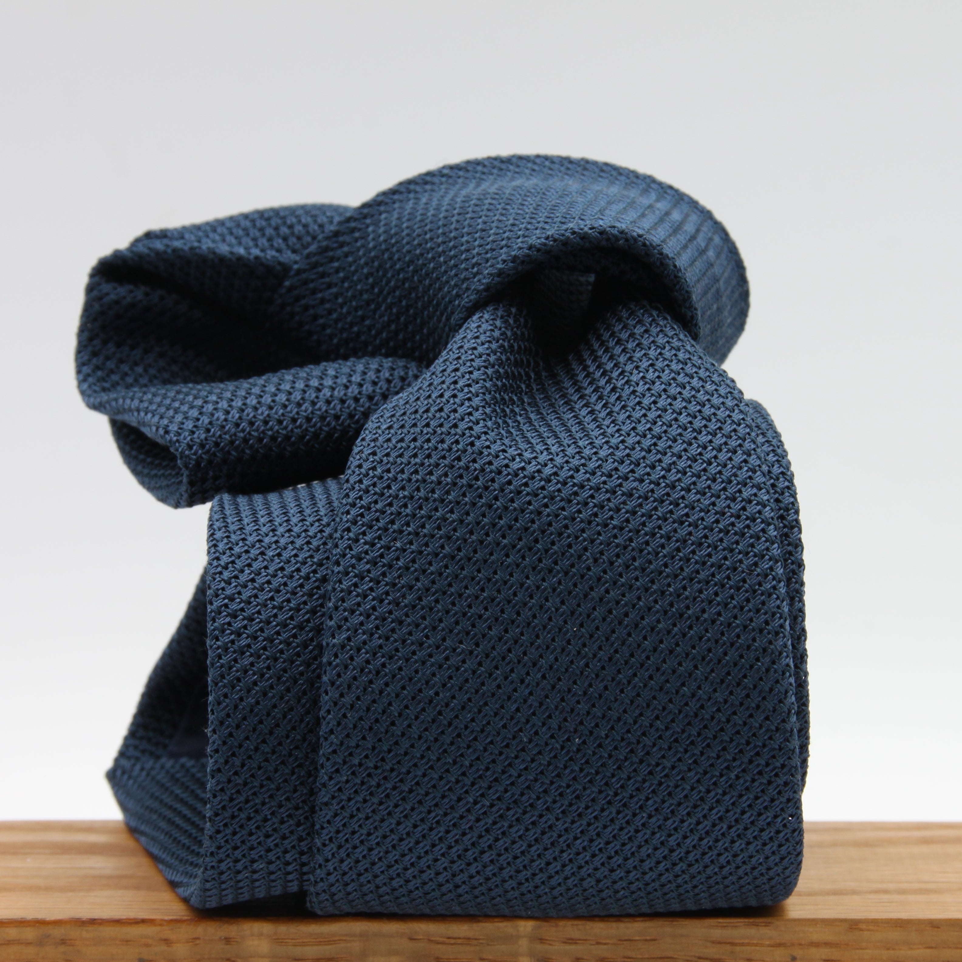 Cruciani &amp; Bella Tie
100% Silk Grenadine garza fina&nbsp;
Tipped

Plain Royal Blue tie
Handmade in Italy

8 cm x 150 cm
#9509