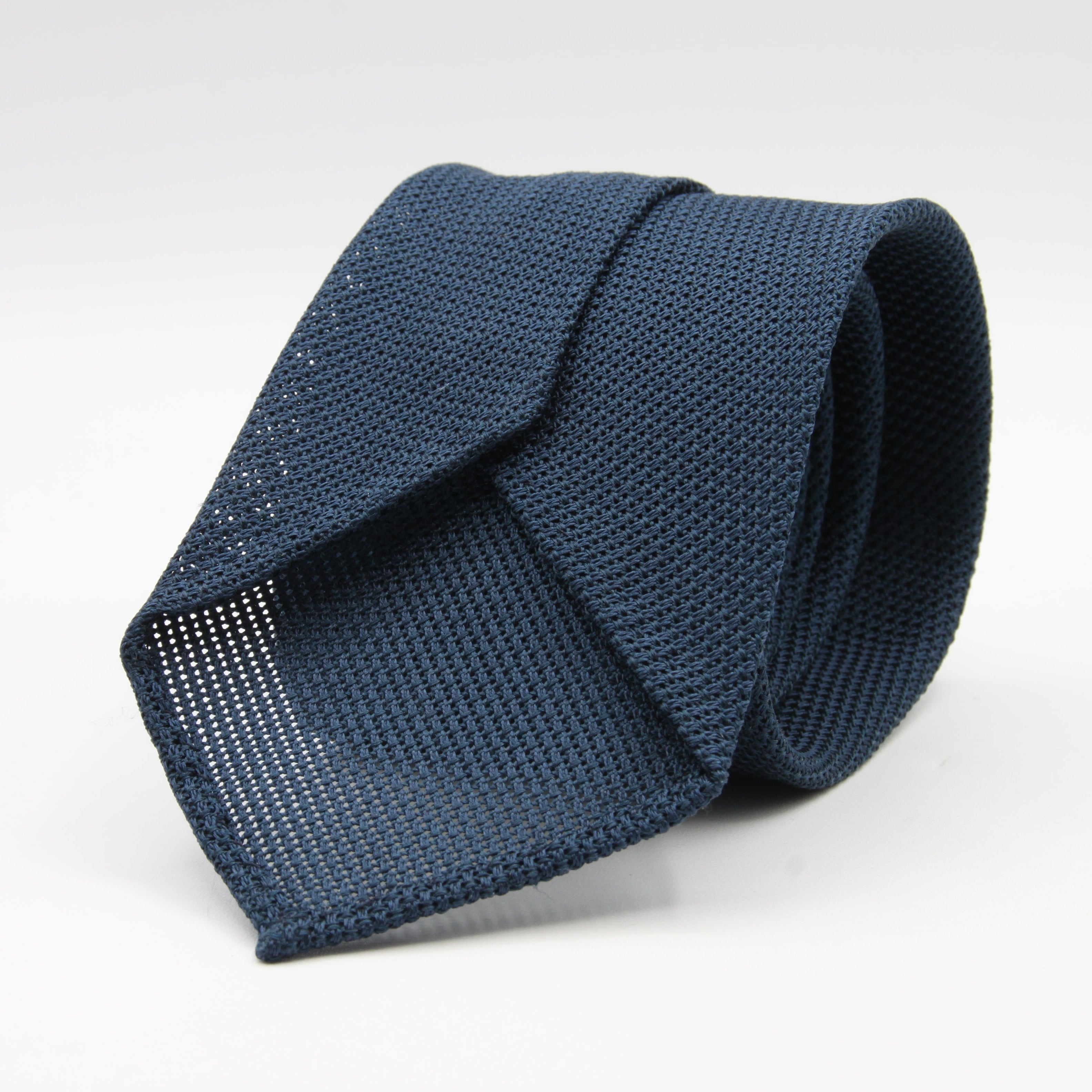 Cruciani &amp; Bella
100% Silk Grenadine Garza Fina
Woven in Italy
Unlined
Hand rolled blades
Navy Blue plain &nbsp;tie
Handmade in Italy
8 cm x 150 cm
#9504