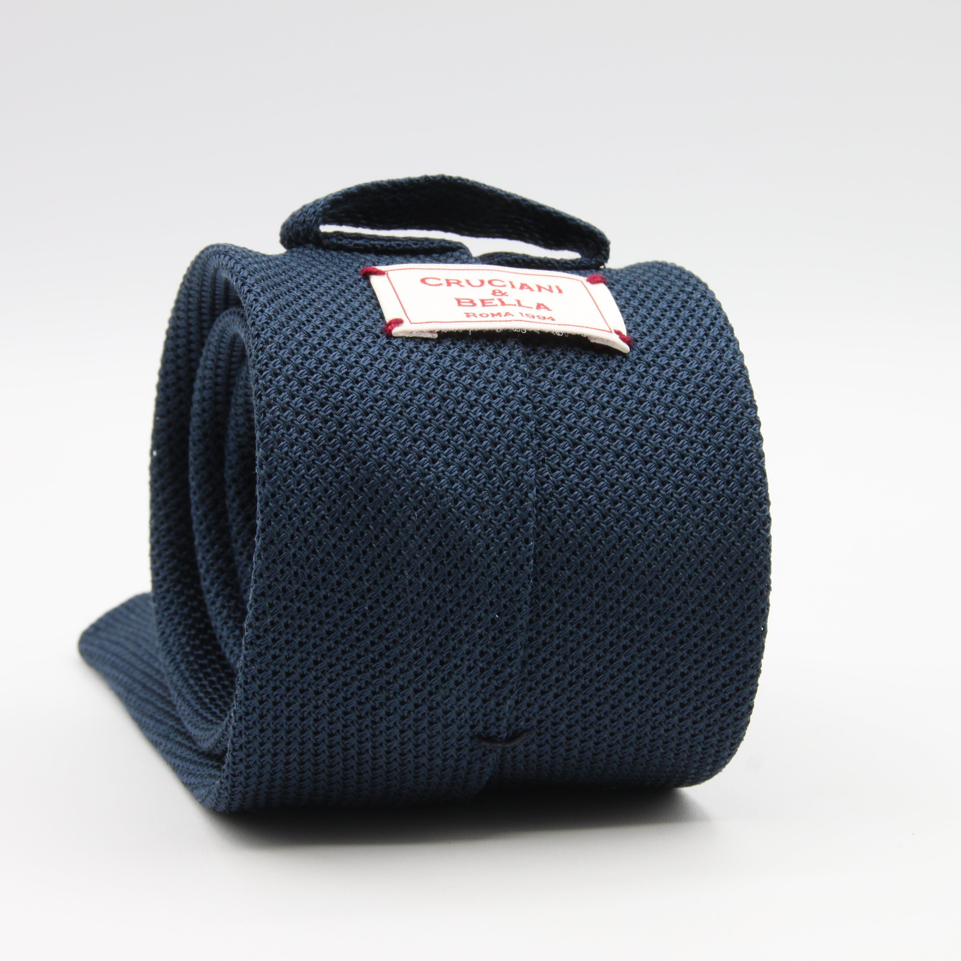 Cruciani &amp; Bella
100% Silk Grenadine Garza Fina
Woven in Italy
Unlined
Hand rolled blades
Navy Blue plain &nbsp;tie
Handmade in Italy
8 cm x 150 cm
#9504