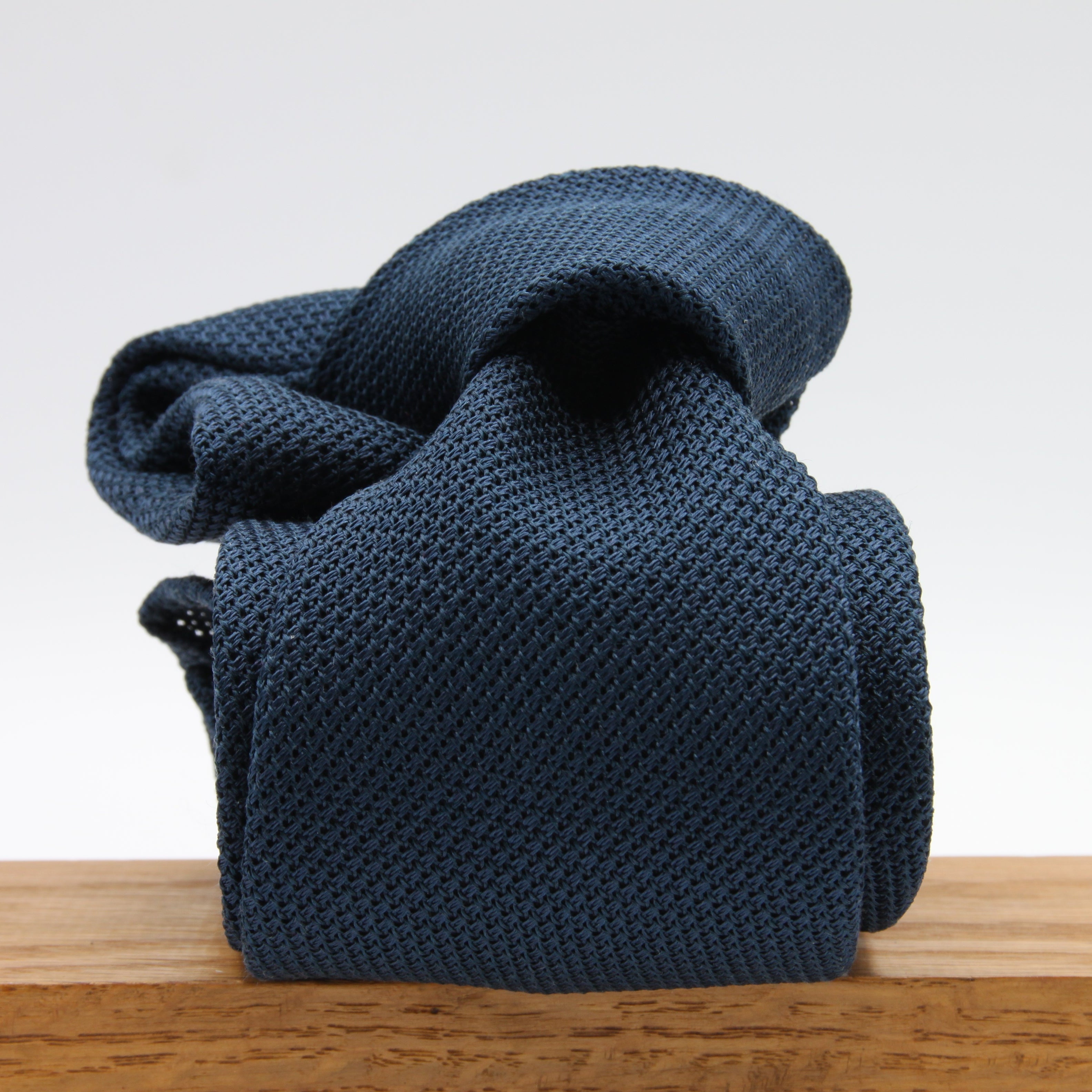 Cruciani &amp; Bella
100% Silk Grenadine Garza Fina
Woven in Italy
Unlined
Hand rolled blades
Navy Blue plain &nbsp;tie
Handmade in Italy
8 cm x 150 cm
#9504