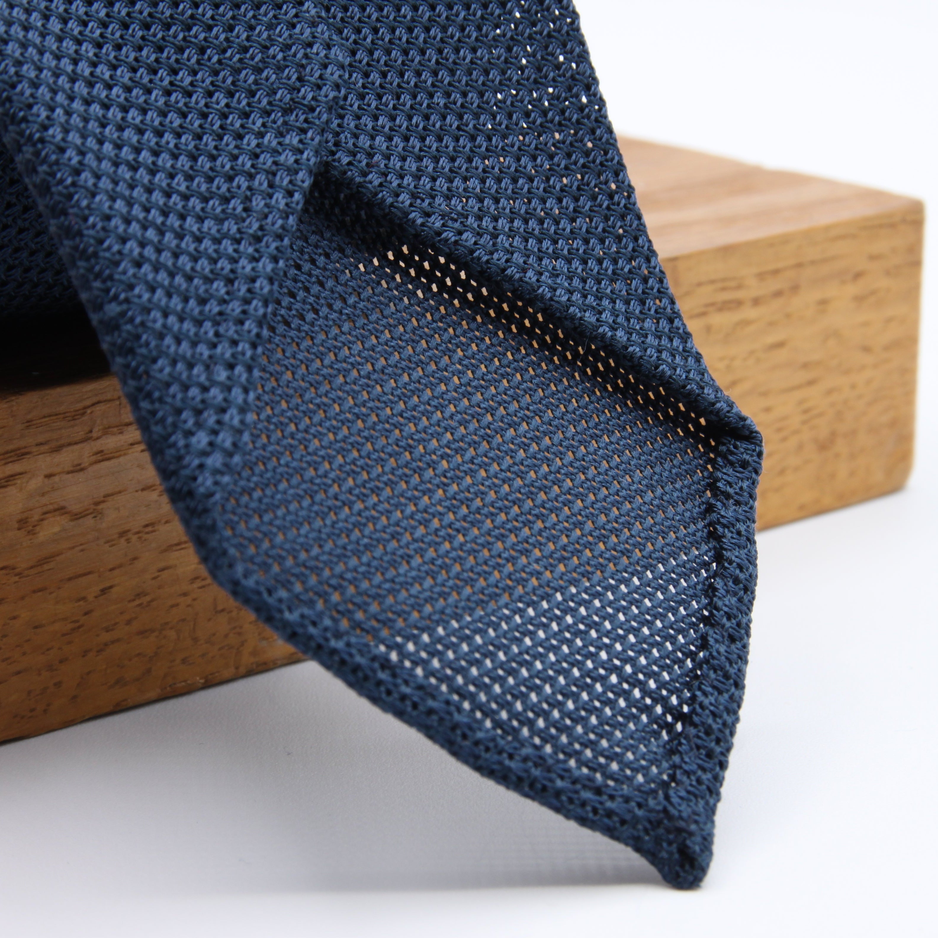Cruciani &amp; Bella
100% Silk Grenadine Garza Fina
Woven in Italy
Unlined
Hand rolled blades
Navy Blue plain &nbsp;tie
Handmade in Italy
8 cm x 150 cm
#9504