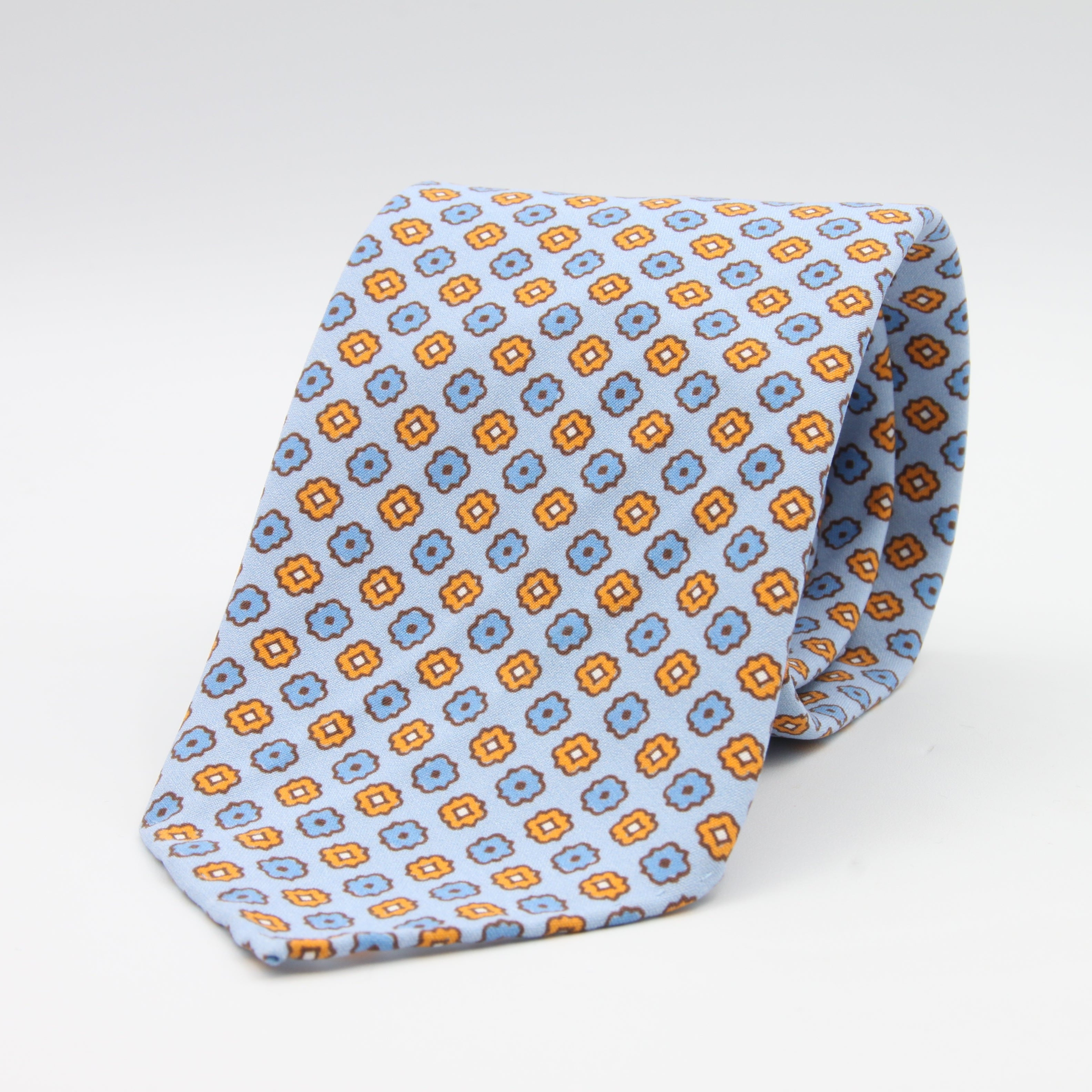 Cruciani &amp; Bella Tie
Handmade and Printed in Italy
Unlined
Hand Rolled
Sky Blue, Light Blue and Orange Tie
100% Printed Madder Silk
8 X 150 Cm
#9538