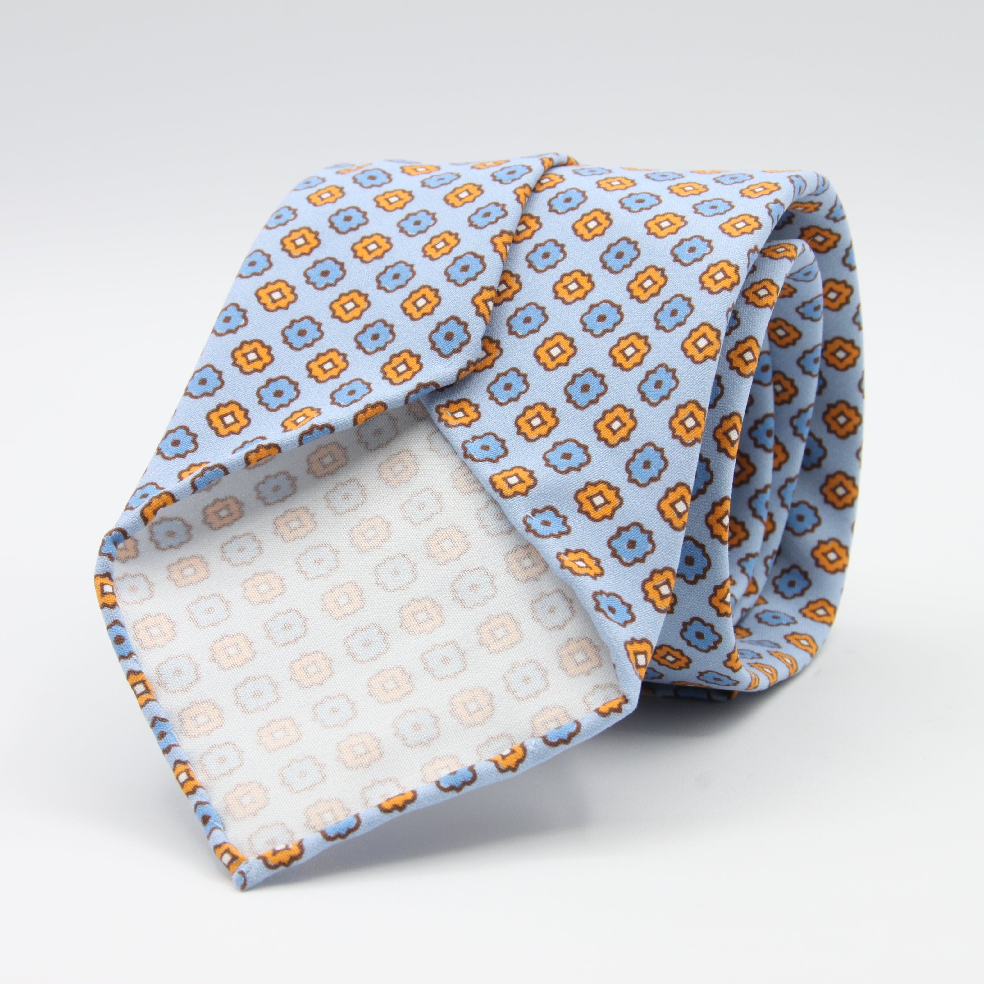 Cruciani &amp; Bella Tie
Handmade and Printed in Italy
Unlined
Hand Rolled
Sky Blue, Light Blue and Orange Tie
100% Printed Madder Silk
8 X 150 Cm
#9538
