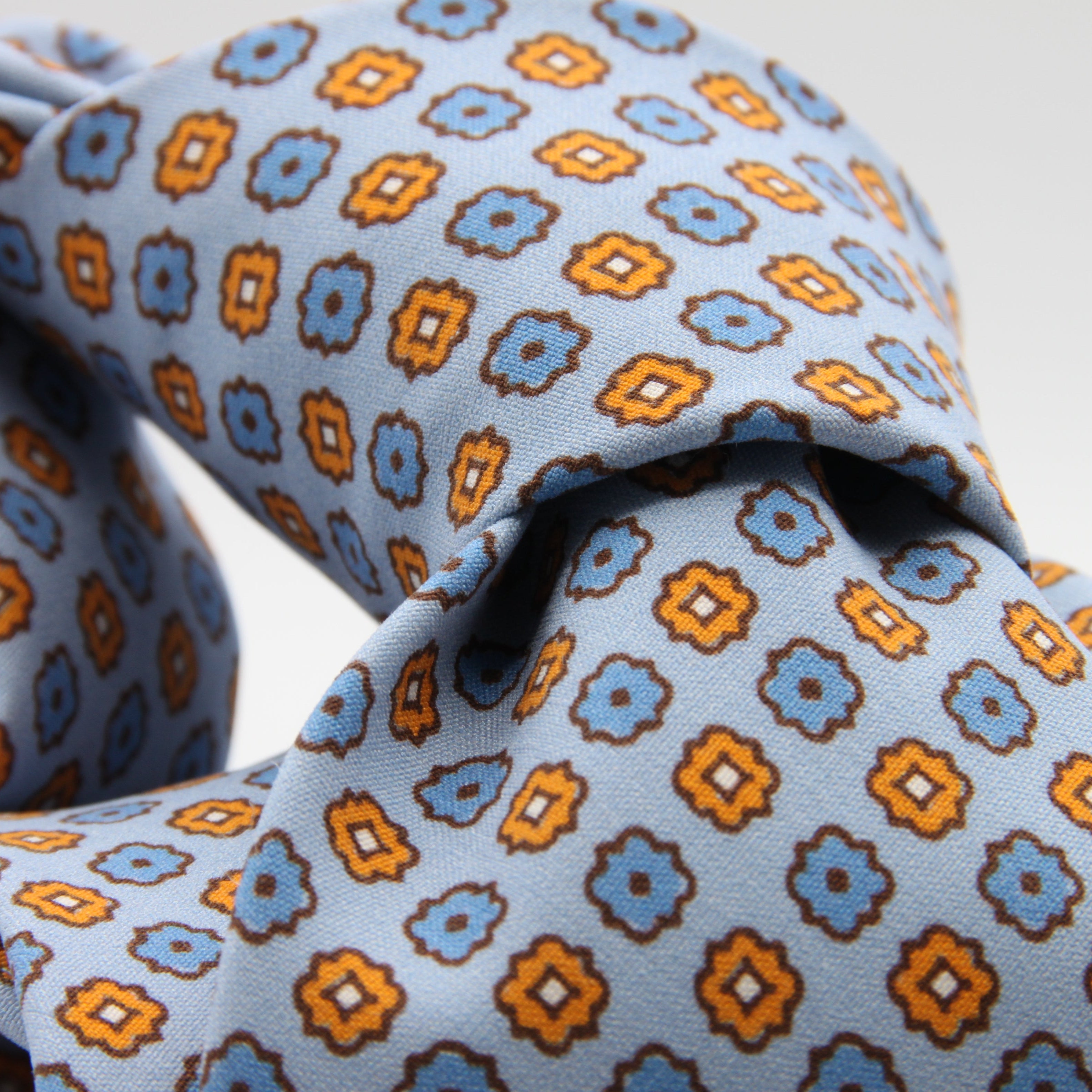 Cruciani &amp; Bella Tie
Handmade and Printed in Italy
Unlined
Hand Rolled
Sky Blue, Light Blue and Orange Tie
100% Printed Madder Silk
8 X 150 Cm
#9538