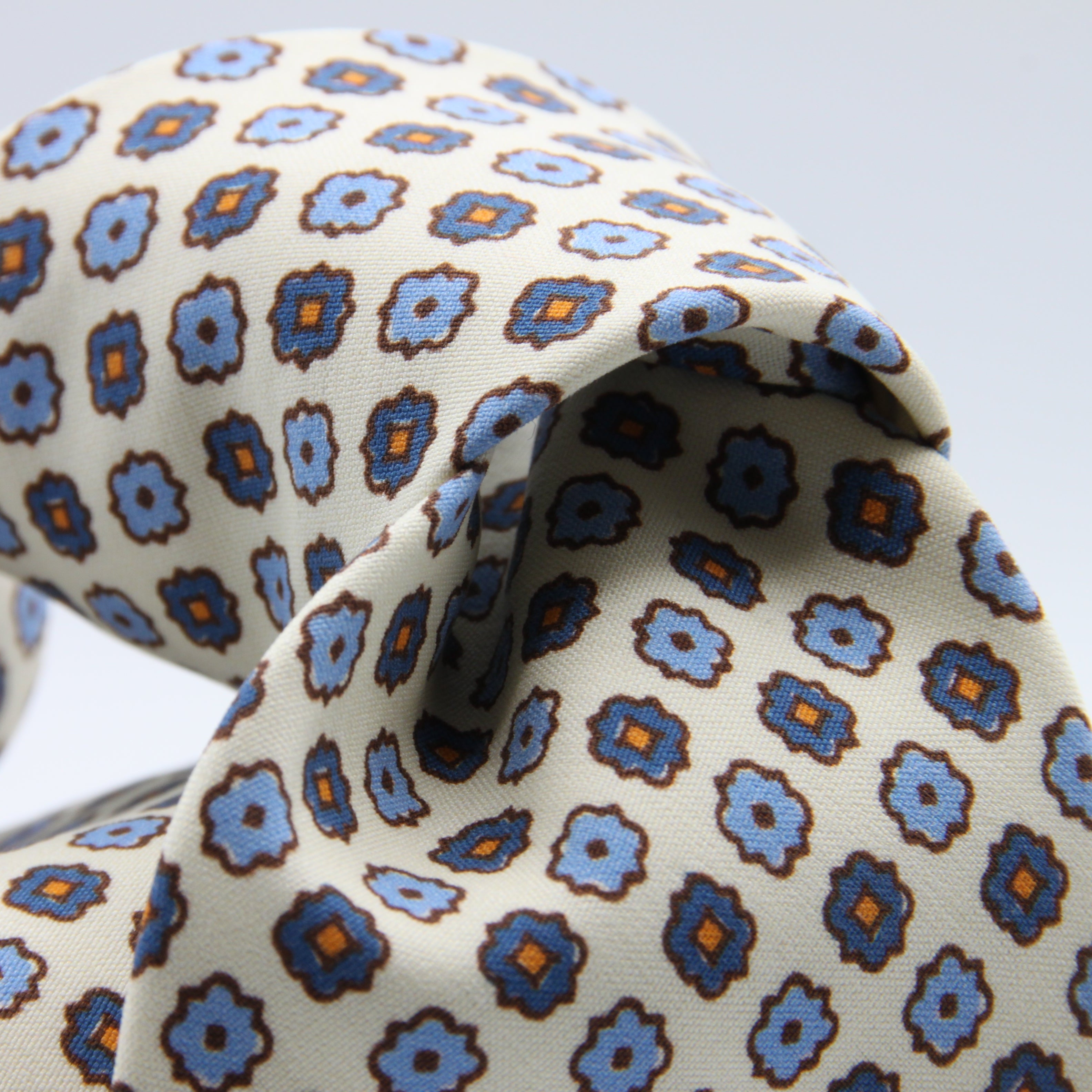 Cruciani &amp; Bella Tie
Handmade and Printed in Italy
Unlined
Hand Rolled
Off-White, Blue and Orange Tie
100% Printed Madder Silk
8 X 150 Cm
#9539