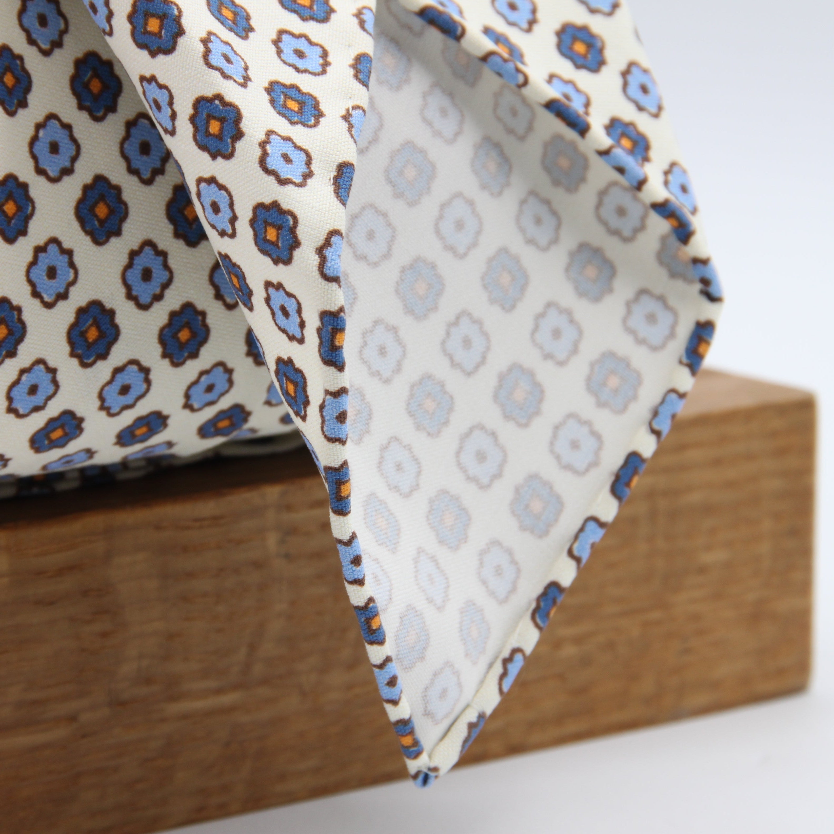 Cruciani &amp; Bella Tie
Handmade and Printed in Italy
Unlined
Hand Rolled
Off-White, Blue and Orange Tie
100% Printed Madder Silk
8 X 150 Cm
#9539