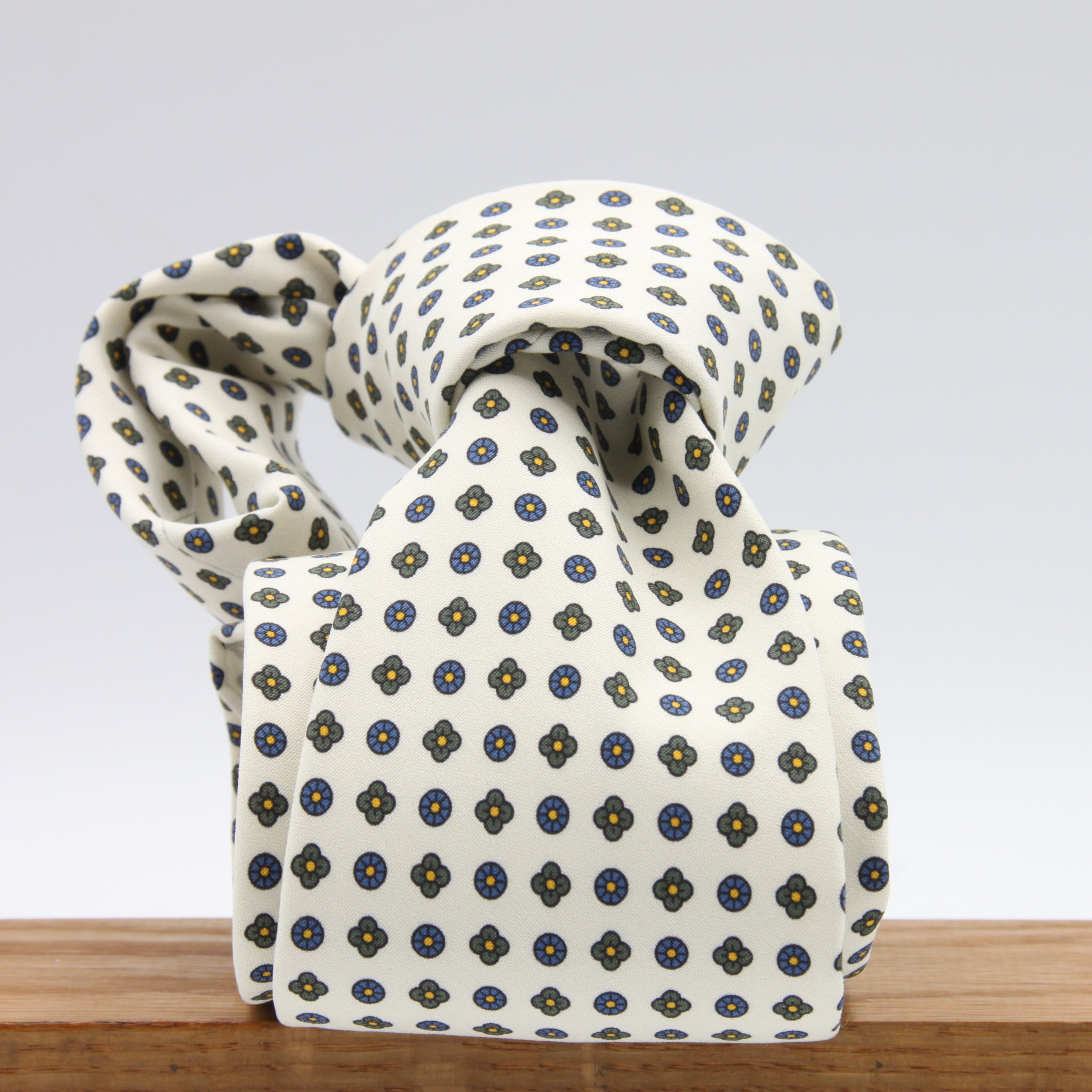 Cruciani &amp; Bella Tie
Handmade and Printed in Italy
Unlined
Hand Rolled
Off-White, Green, Blue and Orange Tie
100% Printed Madder Silk
8 X 150 Cm
#9536