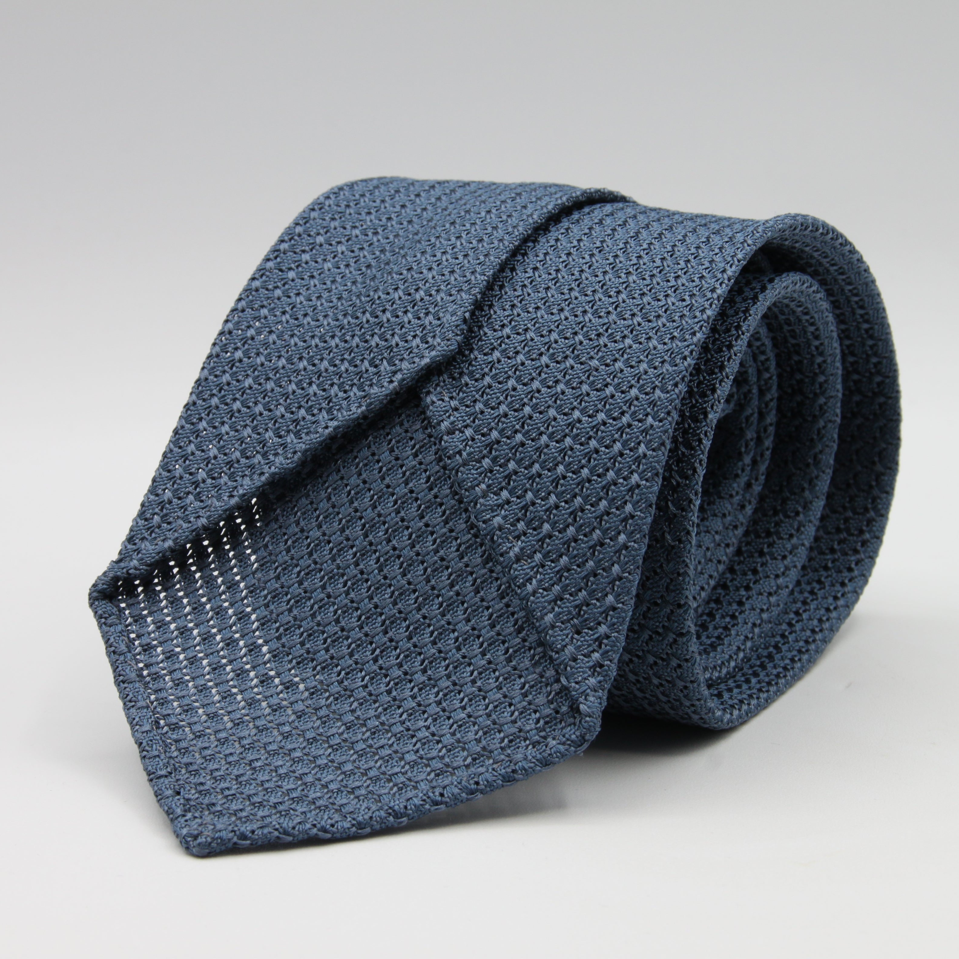 Cruciani &amp; Bella Tie
100% Silk Grenadine Garza Grossa

Unlined
Plain Light Blue Blue Tie
Handmade in Italy
8 cm x 150 cm

#8601