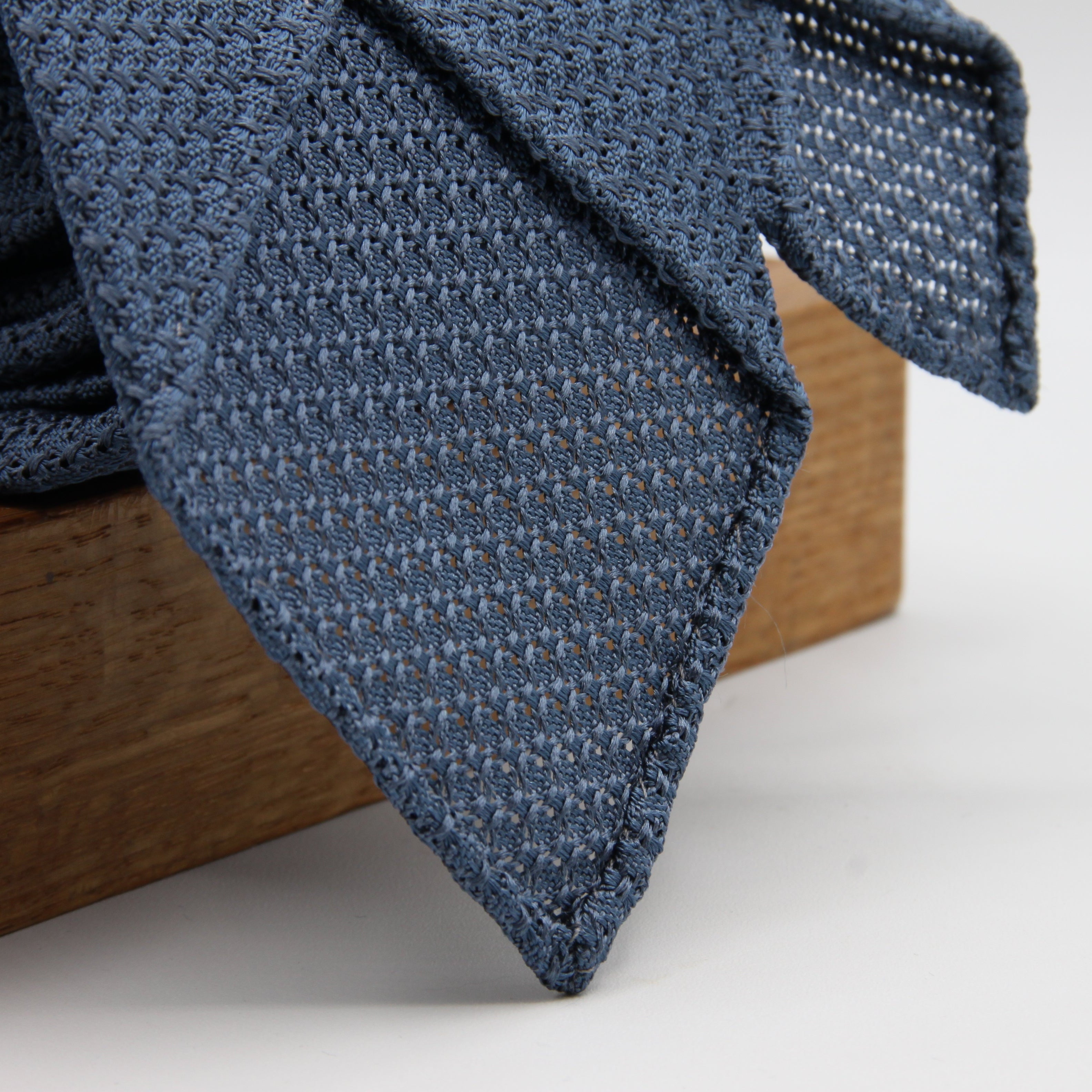 Cruciani &amp; Bella Tie
100% Silk Grenadine Garza Grossa

Unlined
Plain Light Blue Blue Tie
Handmade in Italy
8 cm x 150 cm

#8601