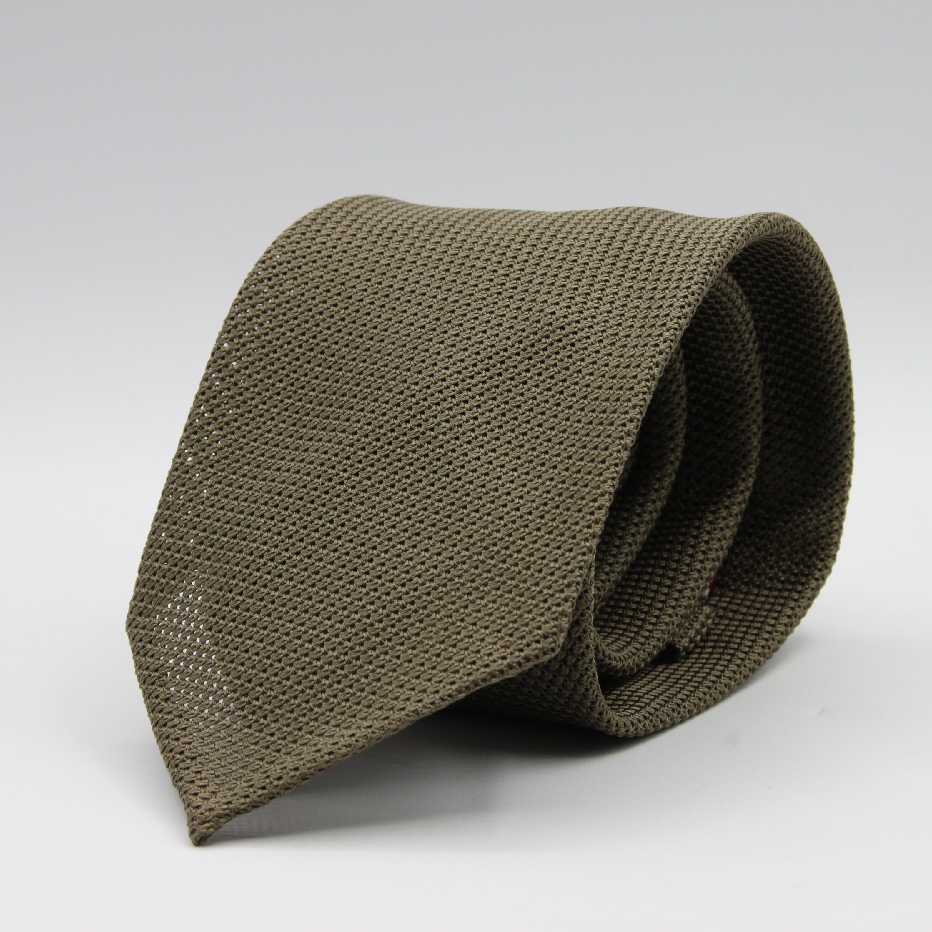 Cruciani &amp; Bella
100% Silk Grenadine Garza Fina
Woven in Italy
Unlined
Hand rolled blades
BrownishOlive plain &nbsp;tie
Handmade in Italy
8 cm x 150 cm
#8545