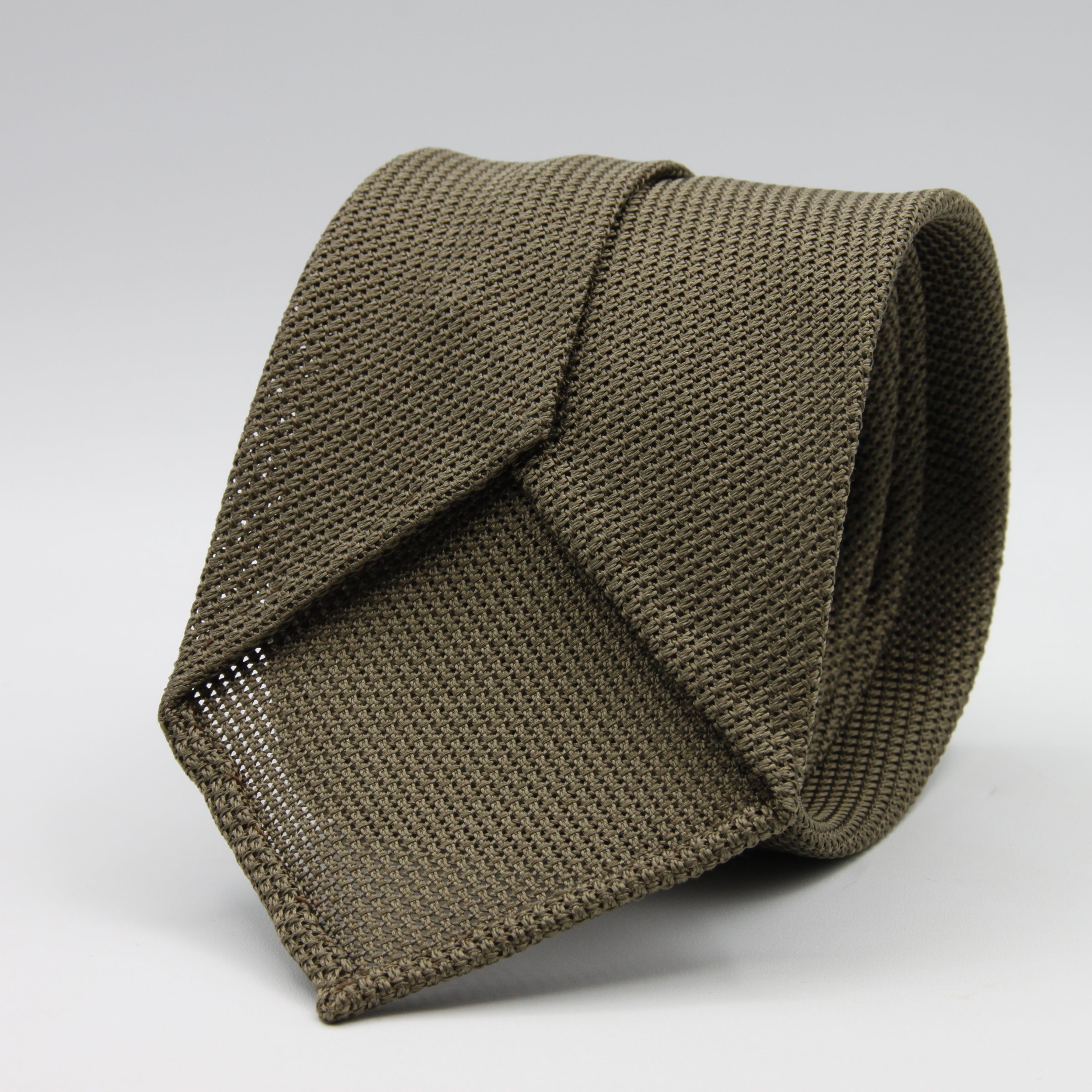 Cruciani &amp; Bella
100% Silk Grenadine Garza Fina
Woven in Italy
Unlined
Hand rolled blades
BrownishOlive plain &nbsp;tie
Handmade in Italy
8 cm x 150 cm
#8545