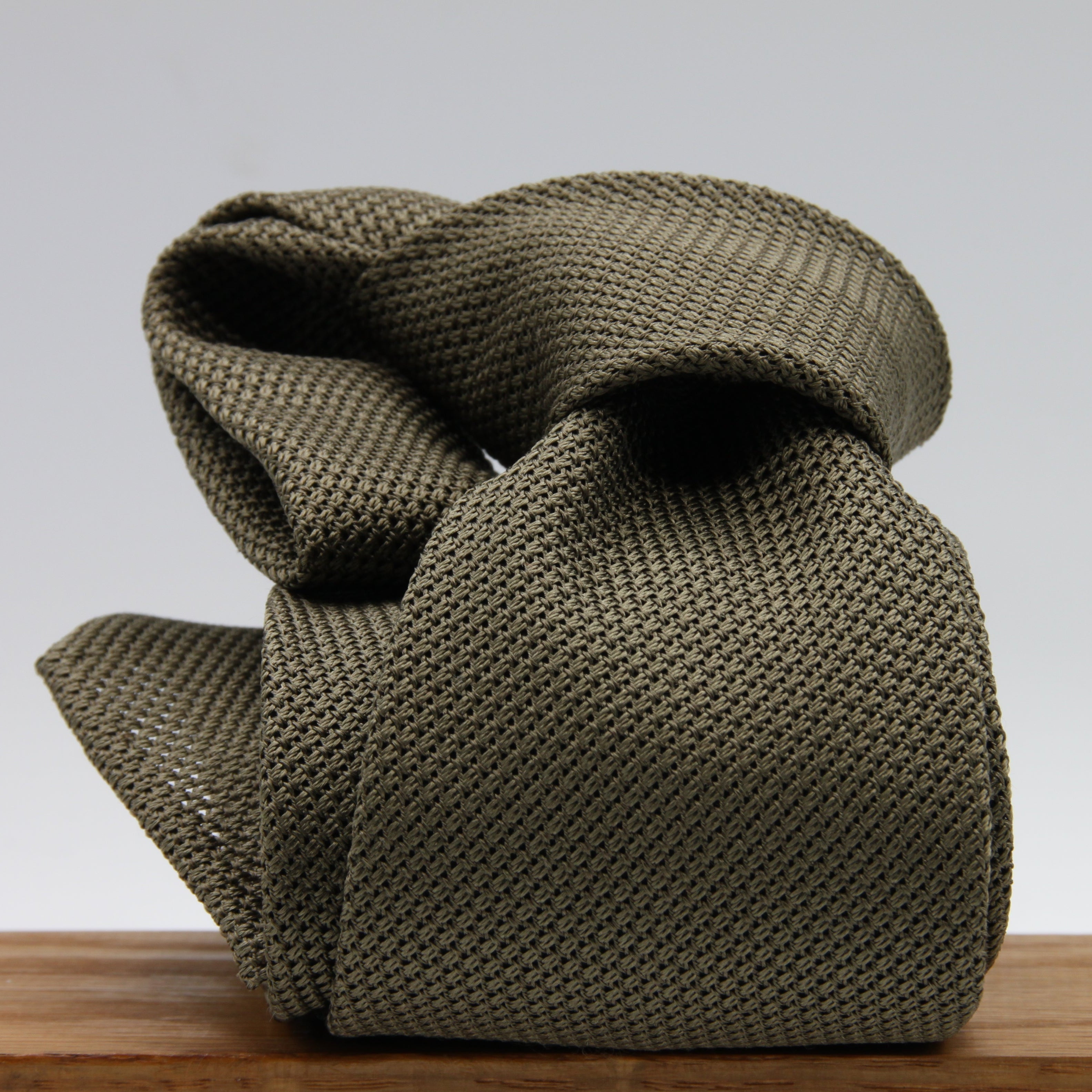 Cruciani &amp; Bella
100% Silk Grenadine Garza Fina
Woven in Italy
Unlined
Hand rolled blades
BrownishOlive plain &nbsp;tie
Handmade in Italy
8 cm x 150 cm
#8545