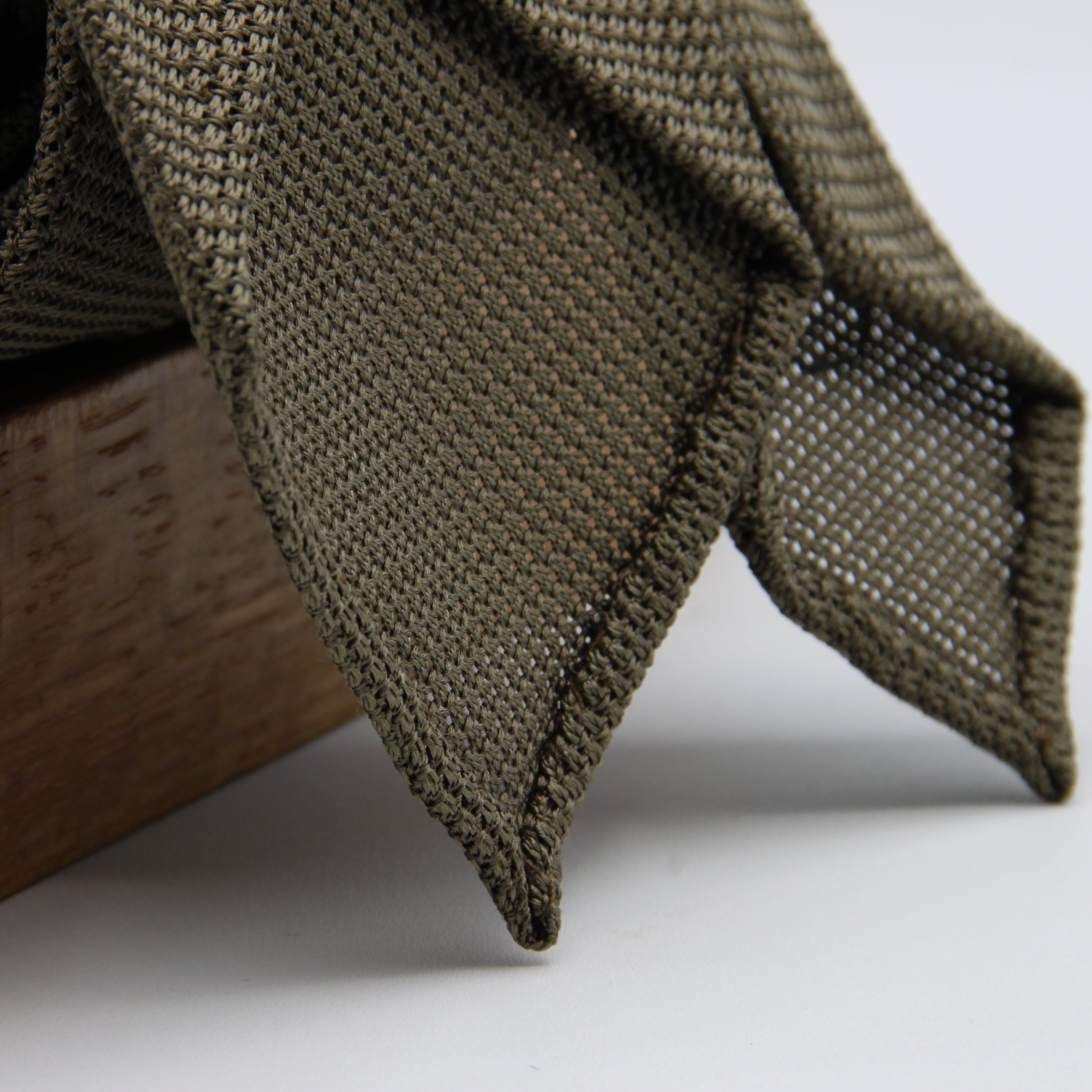 Cruciani &amp; Bella
100% Silk Grenadine Garza Fina
Woven in Italy
Unlined
Hand rolled blades
BrownishOlive plain &nbsp;tie
Handmade in Italy
8 cm x 150 cm
#8545