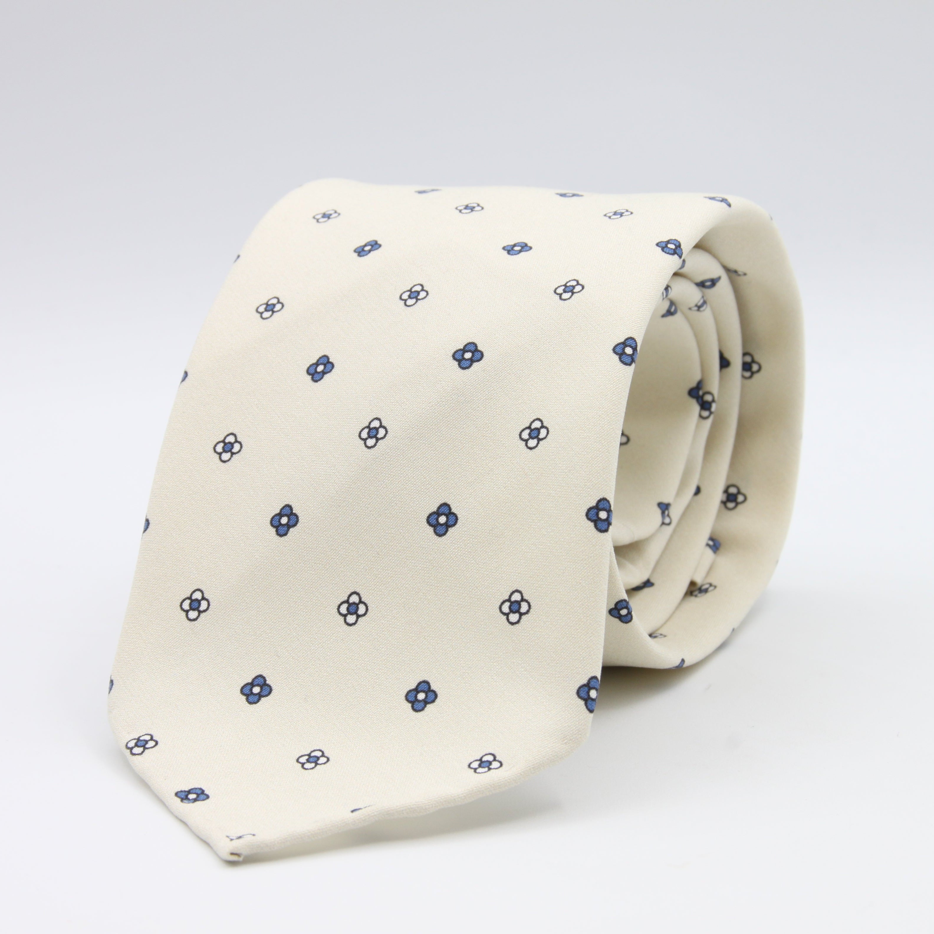 Cruciani &amp; Bella Tie
Handmade and Printed in Italy
Unlined
Hand Rolled
Off-White and Blue Tie
100% Printed Madder Silk
8 X 150 Cm
#9520