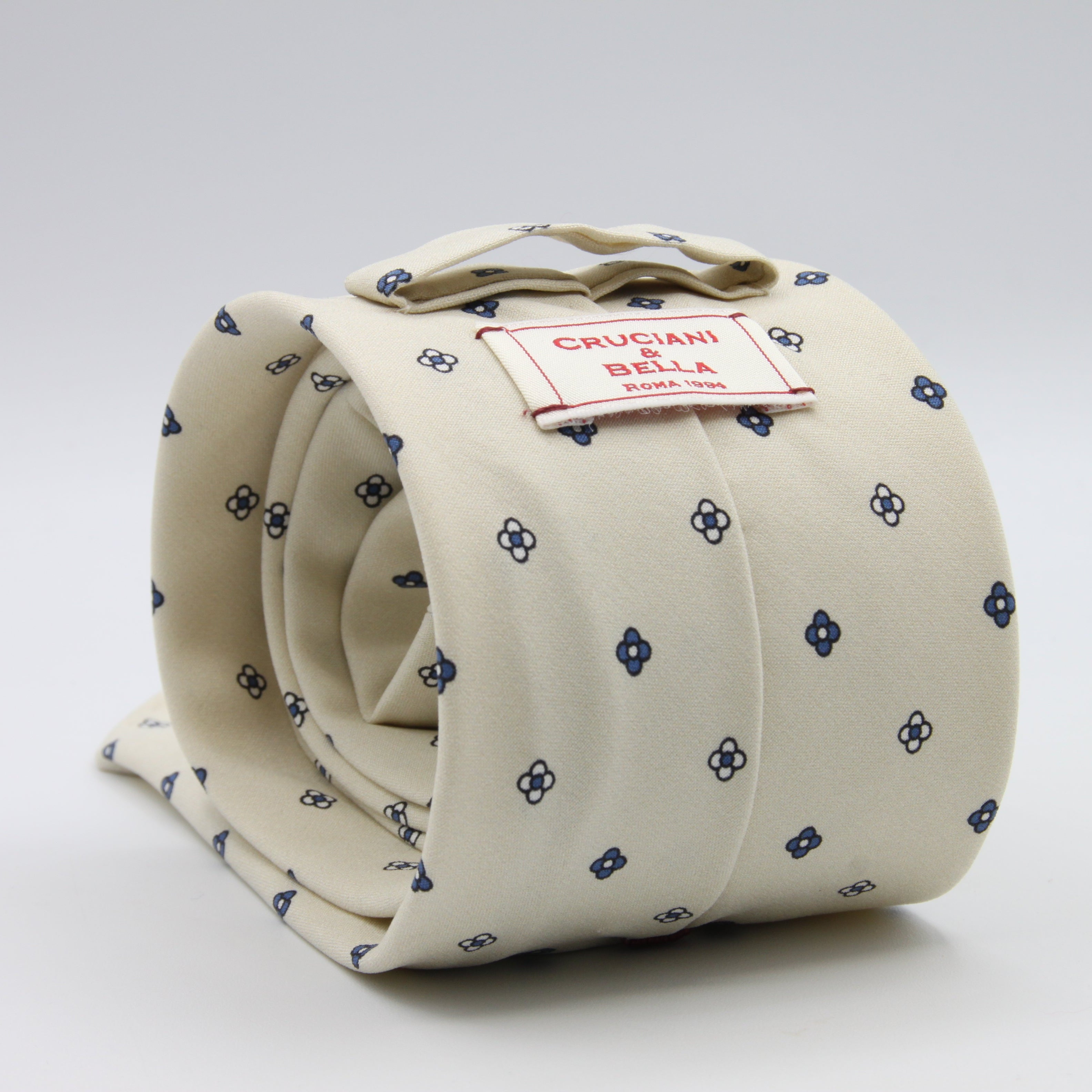 Cruciani &amp; Bella Tie
Handmade and Printed in Italy
Unlined
Hand Rolled
Off-White and Blue Tie
100% Printed Madder Silk
8 X 150 Cm
#9520