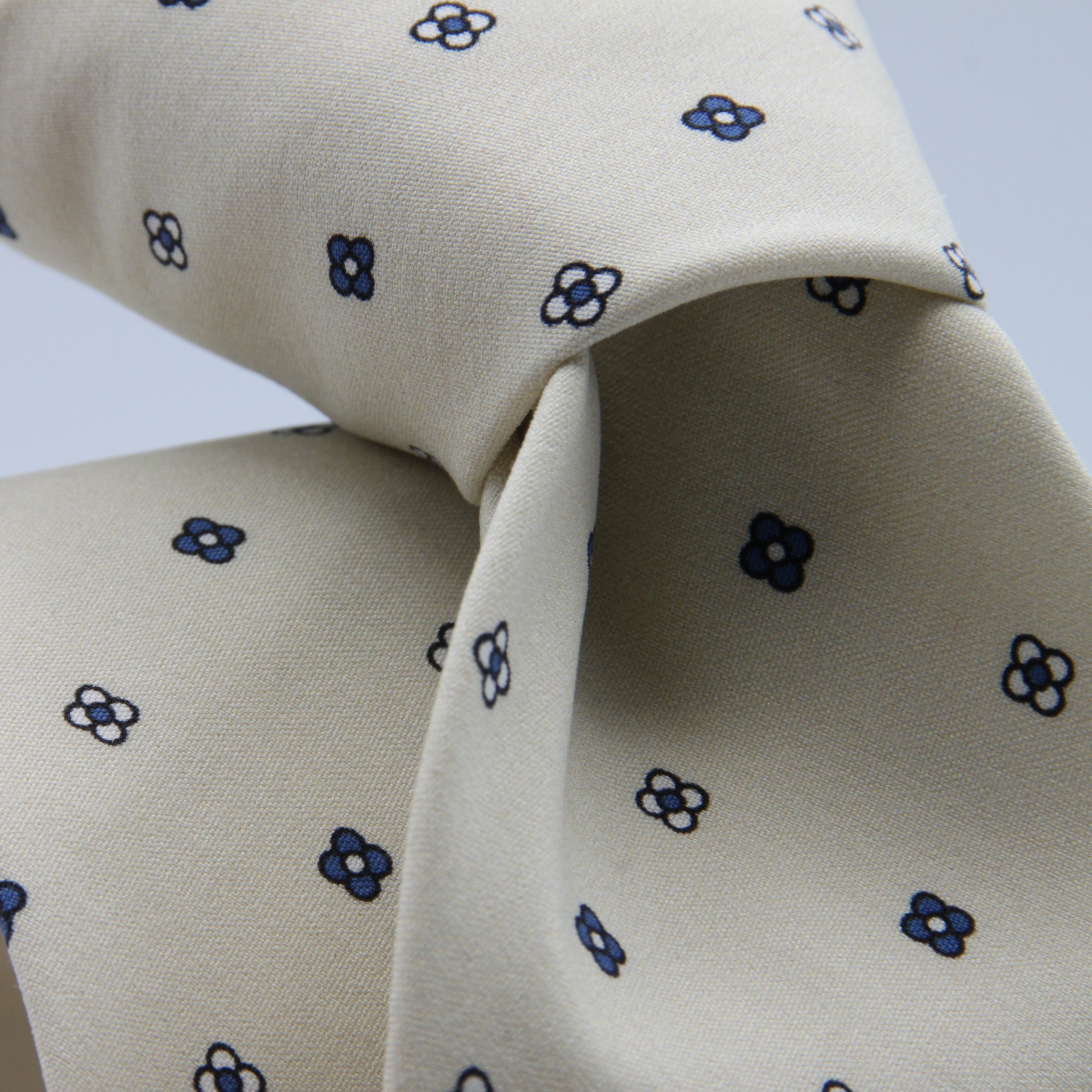 Cruciani &amp; Bella Tie
Handmade and Printed in Italy
Unlined
Hand Rolled
Off-White and Blue Tie
100% Printed Madder Silk
8 X 150 Cm
#9520