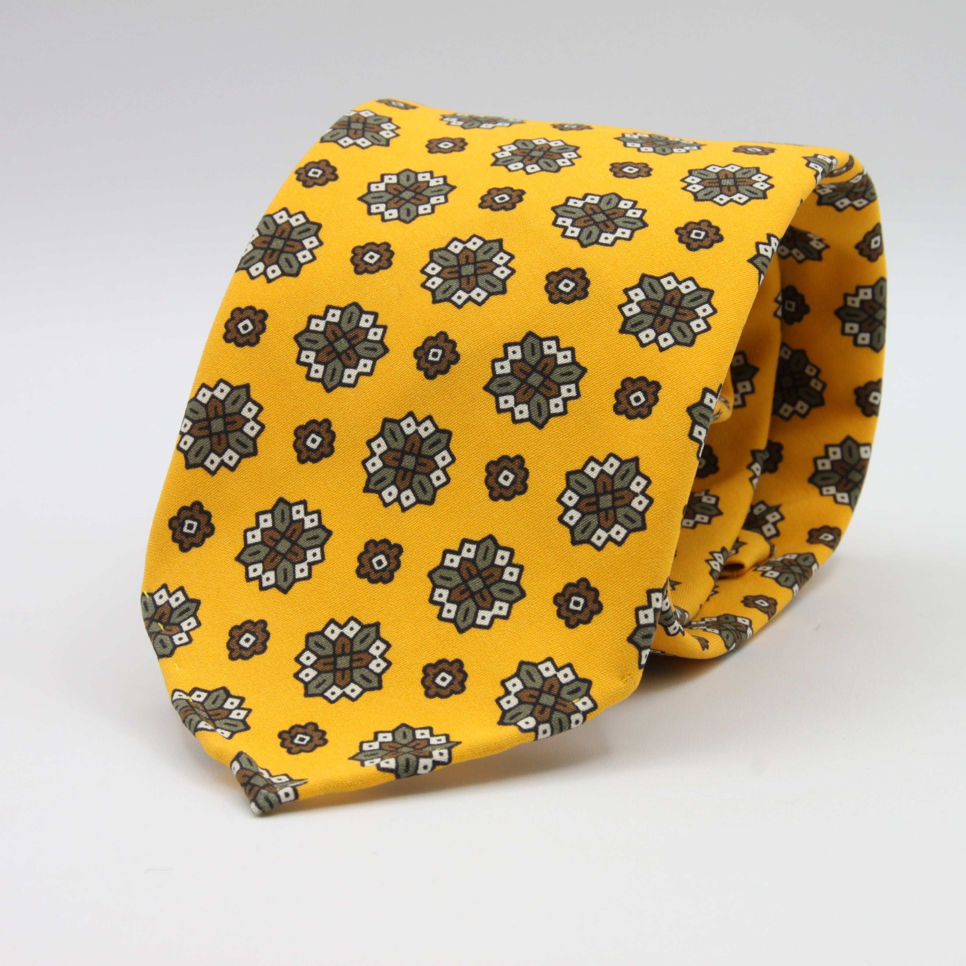 Cruciani &amp; Bella Tie
Handmade and Printed in Italy
Unlined
Hand Rolled
Yellow, Brown and WhiteTie
100% Printed Madder Silk
8 X 150 Cm
#9522