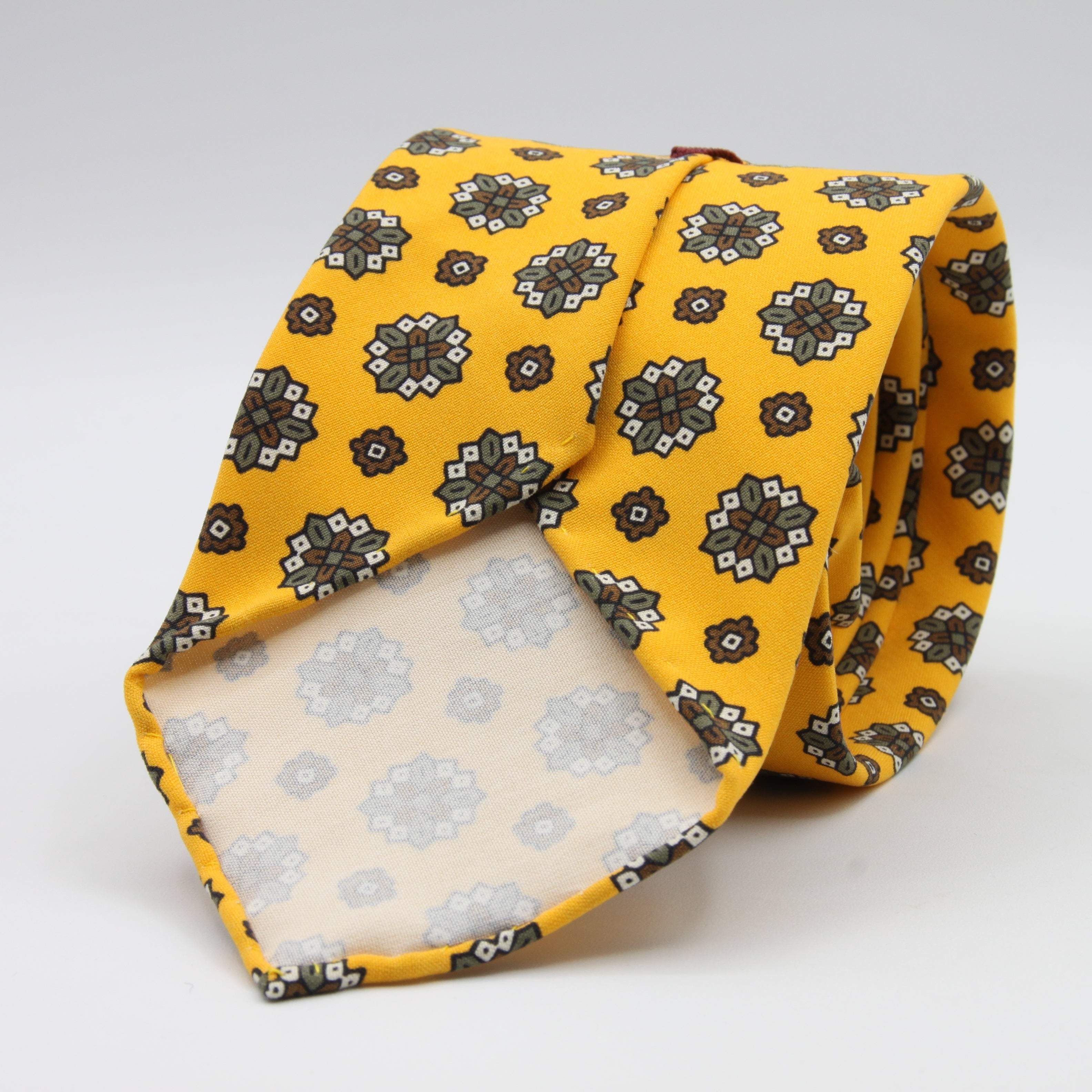 Cruciani &amp; Bella Tie
Handmade and Printed in Italy
Unlined
Hand Rolled
Yellow, Brown and WhiteTie
100% Printed Madder Silk
8 X 150 Cm
#9522