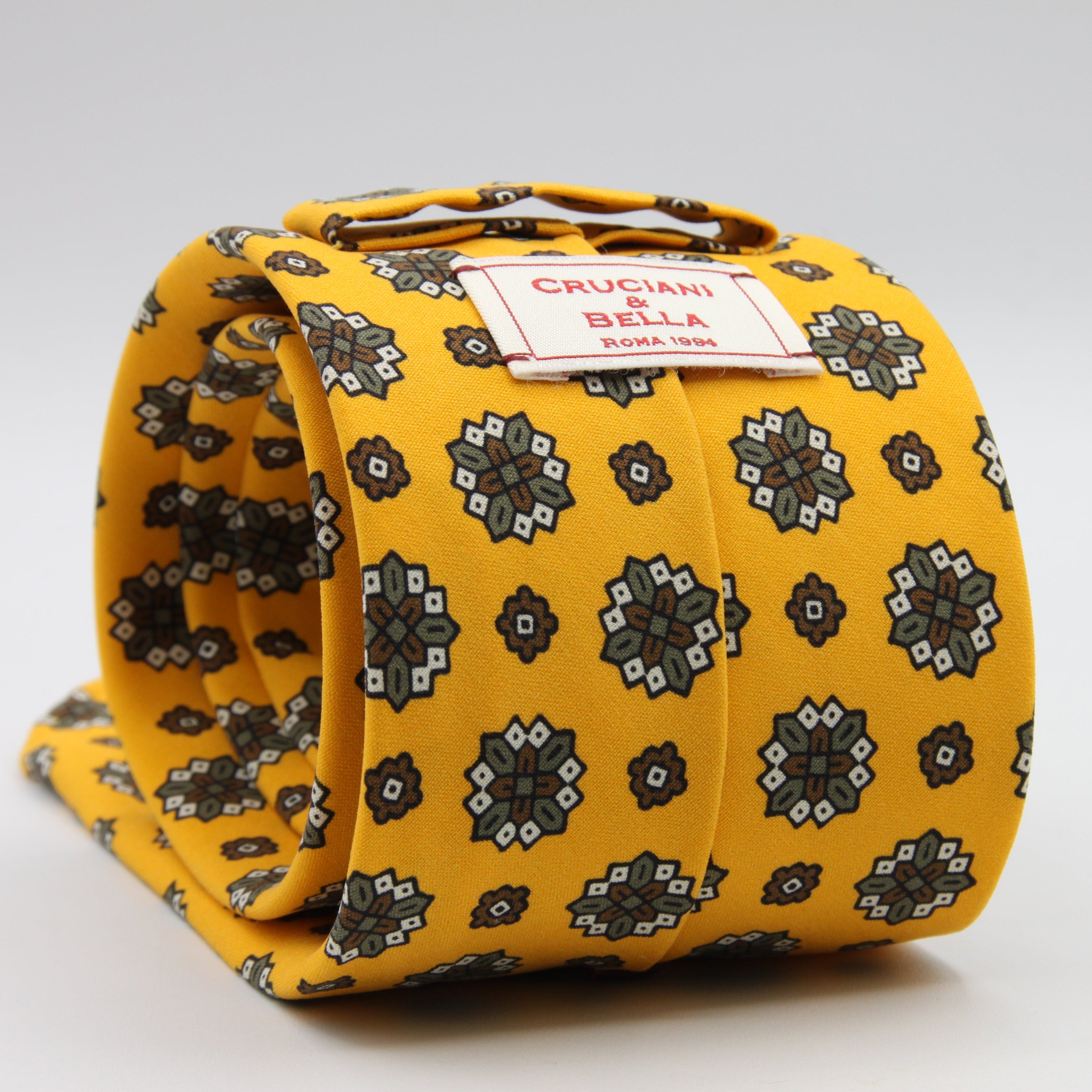 Cruciani &amp; Bella Tie
Handmade and Printed in Italy
Unlined
Hand Rolled
Yellow, Brown and WhiteTie
100% Printed Madder Silk
8 X 150 Cm
#9522