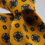 Cruciani &amp; Bella Tie
Handmade and Printed in Italy
Unlined
Hand Rolled
Yellow, Brown and WhiteTie
100% Printed Madder Silk
8 X 150 Cm
#9522