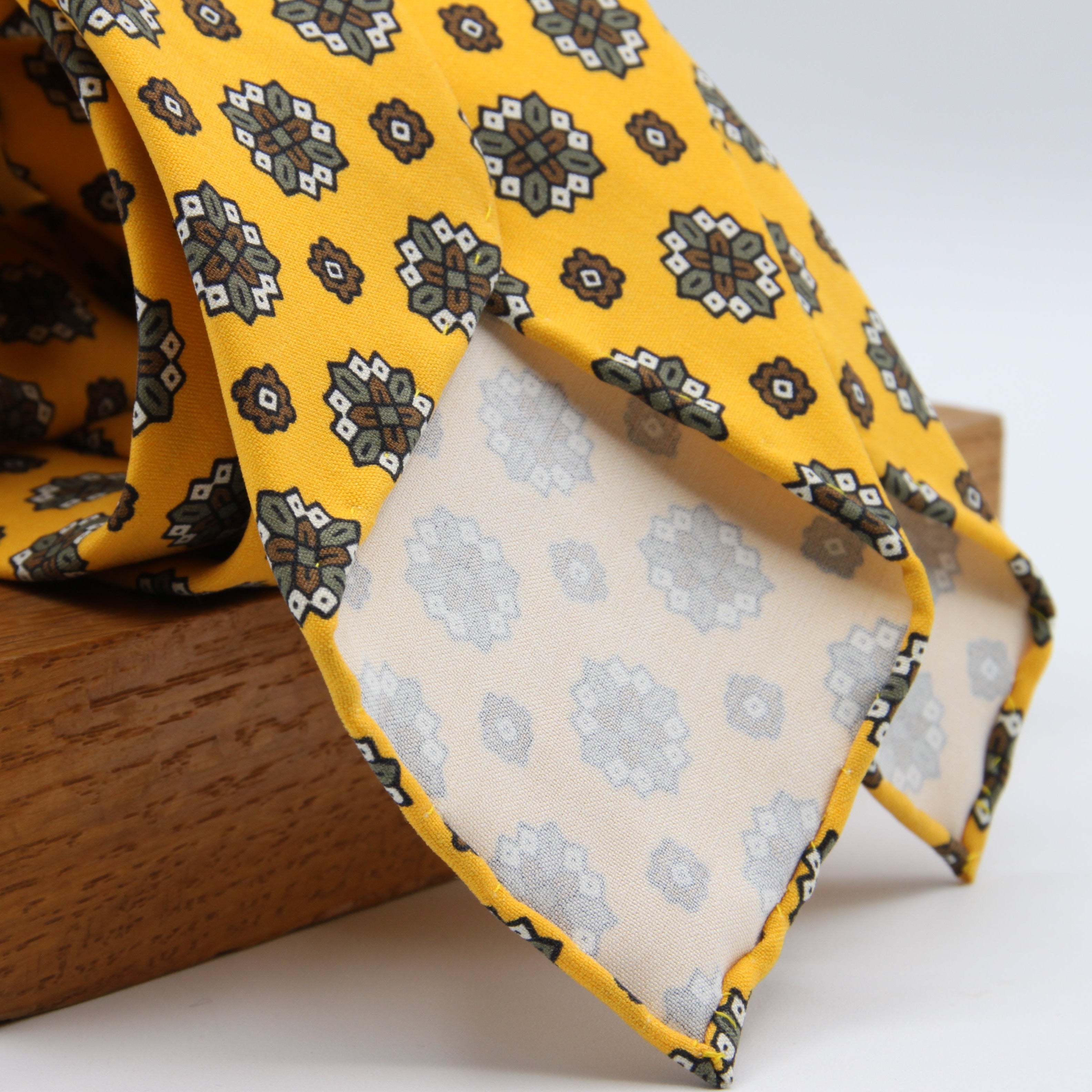 Cruciani &amp; Bella Tie
Handmade and Printed in Italy
Unlined
Hand Rolled
Yellow, Brown and WhiteTie
100% Printed Madder Silk
8 X 150 Cm
#9522