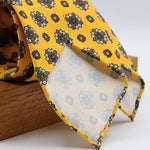 Cruciani &amp; Bella Tie
Handmade and Printed in Italy
Unlined
Hand Rolled
Yellow, Brown and WhiteTie
100% Printed Madder Silk
8 X 150 Cm
#9522