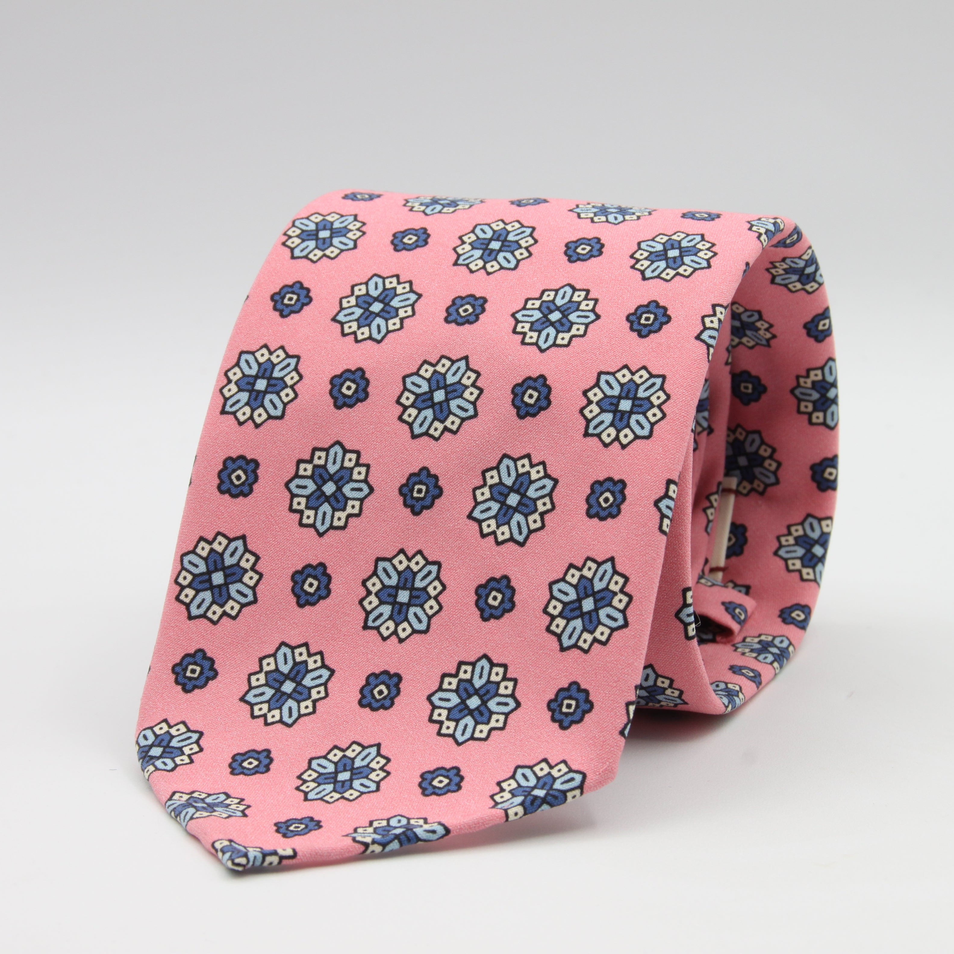 Cruciani &amp; Bella Tie
Handmade and Printed in Italy
Unlined
Hand Rolled
Pink, Blue and Off-WhiteTie
100% Printed Madder Silk
8 X 150 Cm
#9521