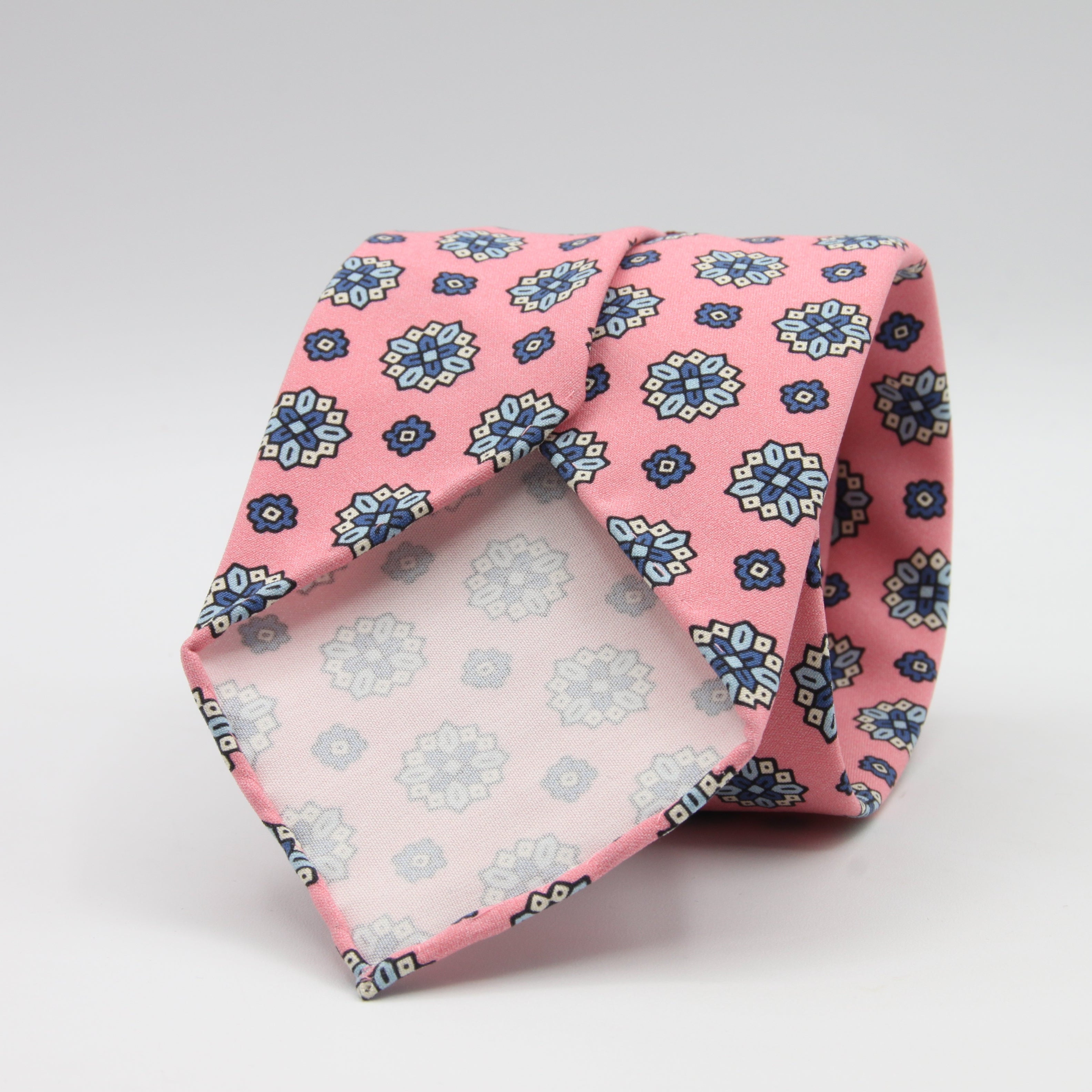Cruciani &amp; Bella Tie
Handmade and Printed in Italy
Unlined
Hand Rolled
Pink, Blue and Off-WhiteTie
100% Printed Madder Silk
8 X 150 Cm
#9521