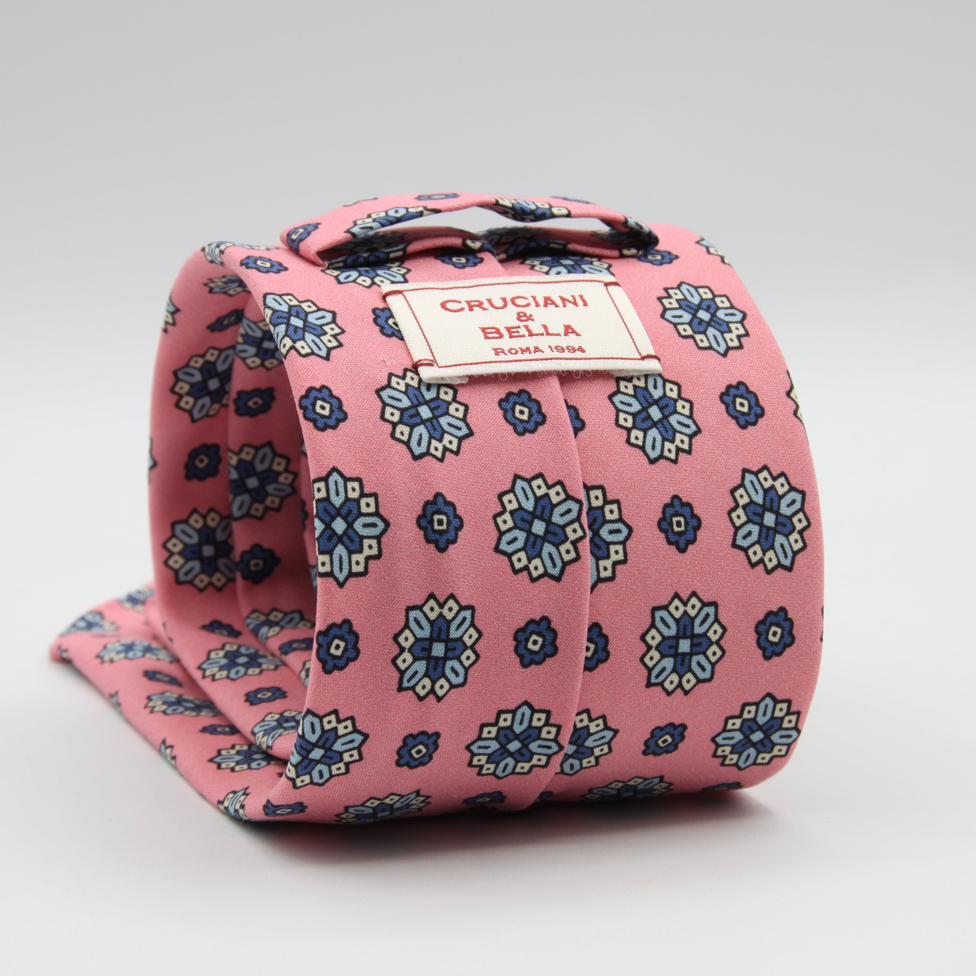 Cruciani &amp; Bella Tie
Handmade and Printed in Italy
Unlined
Hand Rolled
Pink, Blue and Off-WhiteTie
100% Printed Madder Silk
8 X 150 Cm
#9521