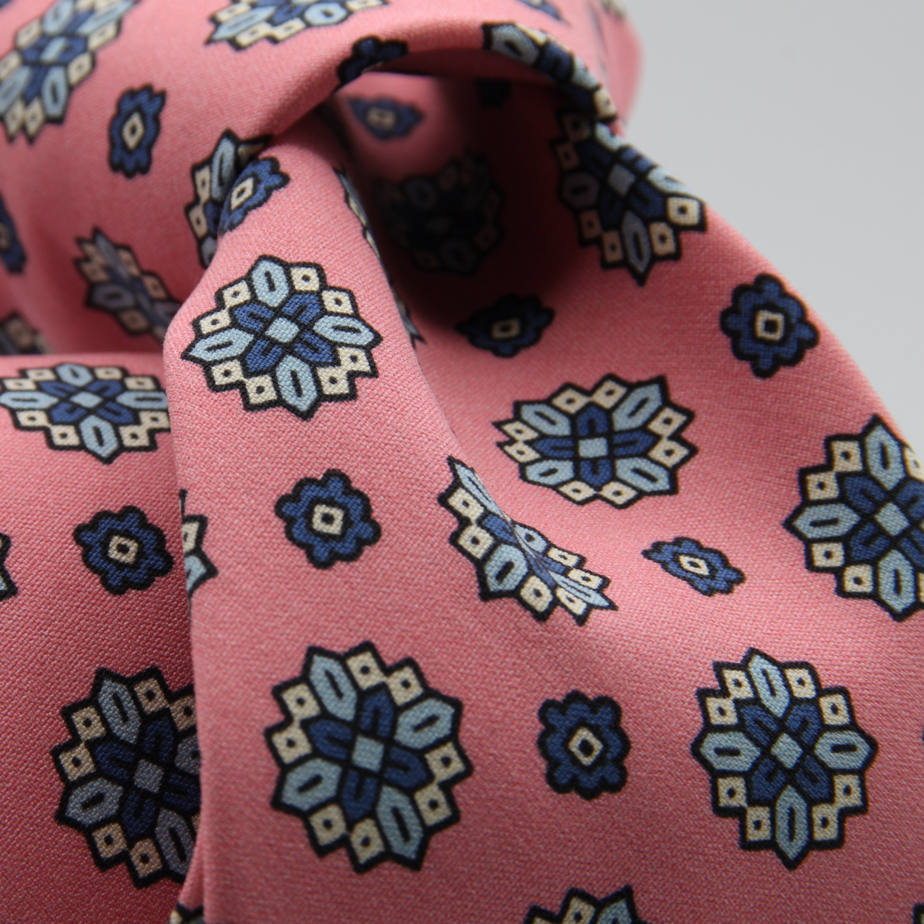 Cruciani &amp; Bella Tie
Handmade and Printed in Italy
Unlined
Hand Rolled
Pink, Blue and Off-WhiteTie
100% Printed Madder Silk
8 X 150 Cm
#9521