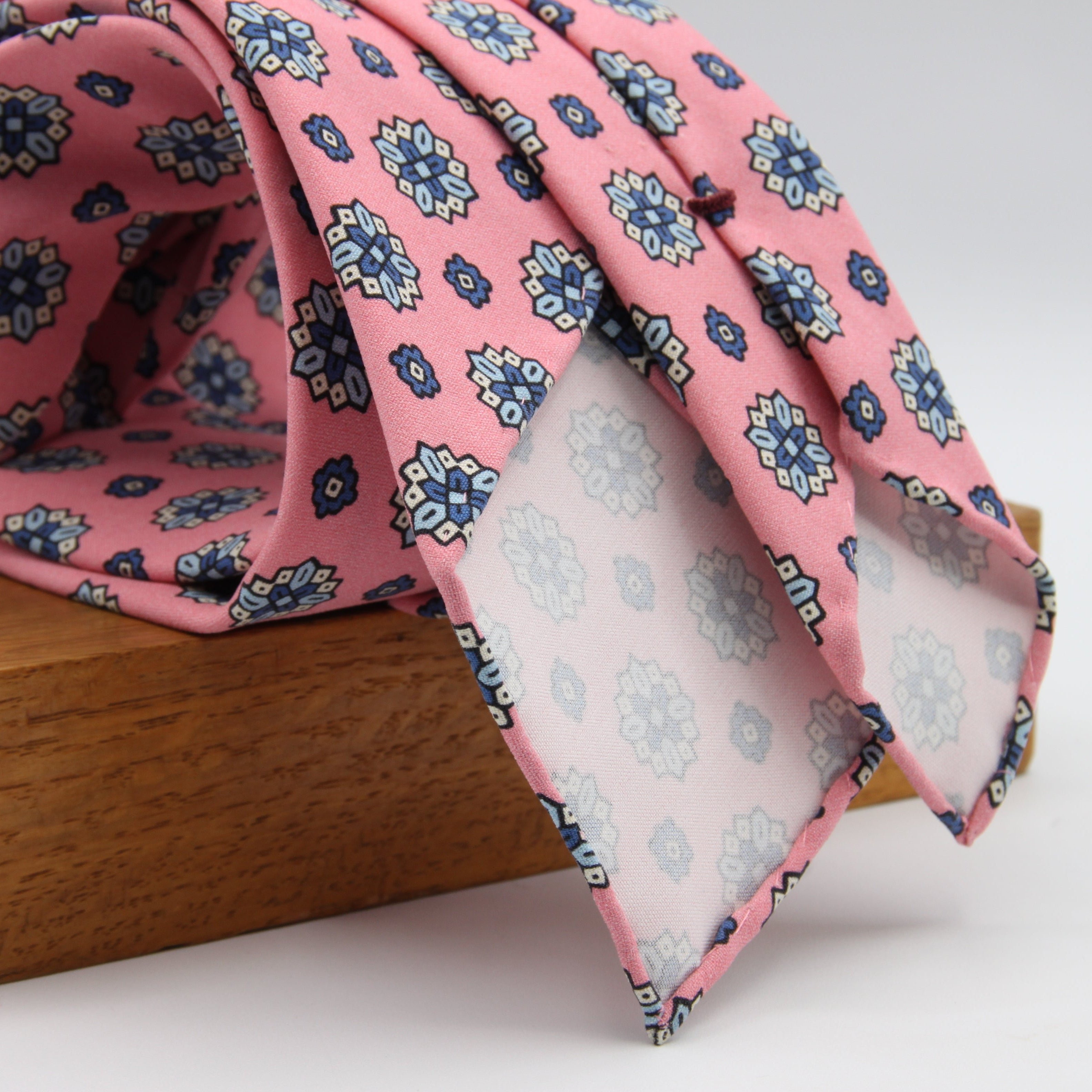 Cruciani &amp; Bella Tie
Handmade and Printed in Italy
Unlined
Hand Rolled
Pink, Blue and Off-WhiteTie
100% Printed Madder Silk
8 X 150 Cm
#9521