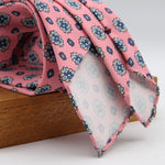 Cruciani &amp; Bella Tie
Handmade and Printed in Italy
Unlined
Hand Rolled
Pink, Blue and Off-WhiteTie
100% Printed Madder Silk
8 X 150 Cm
#9521