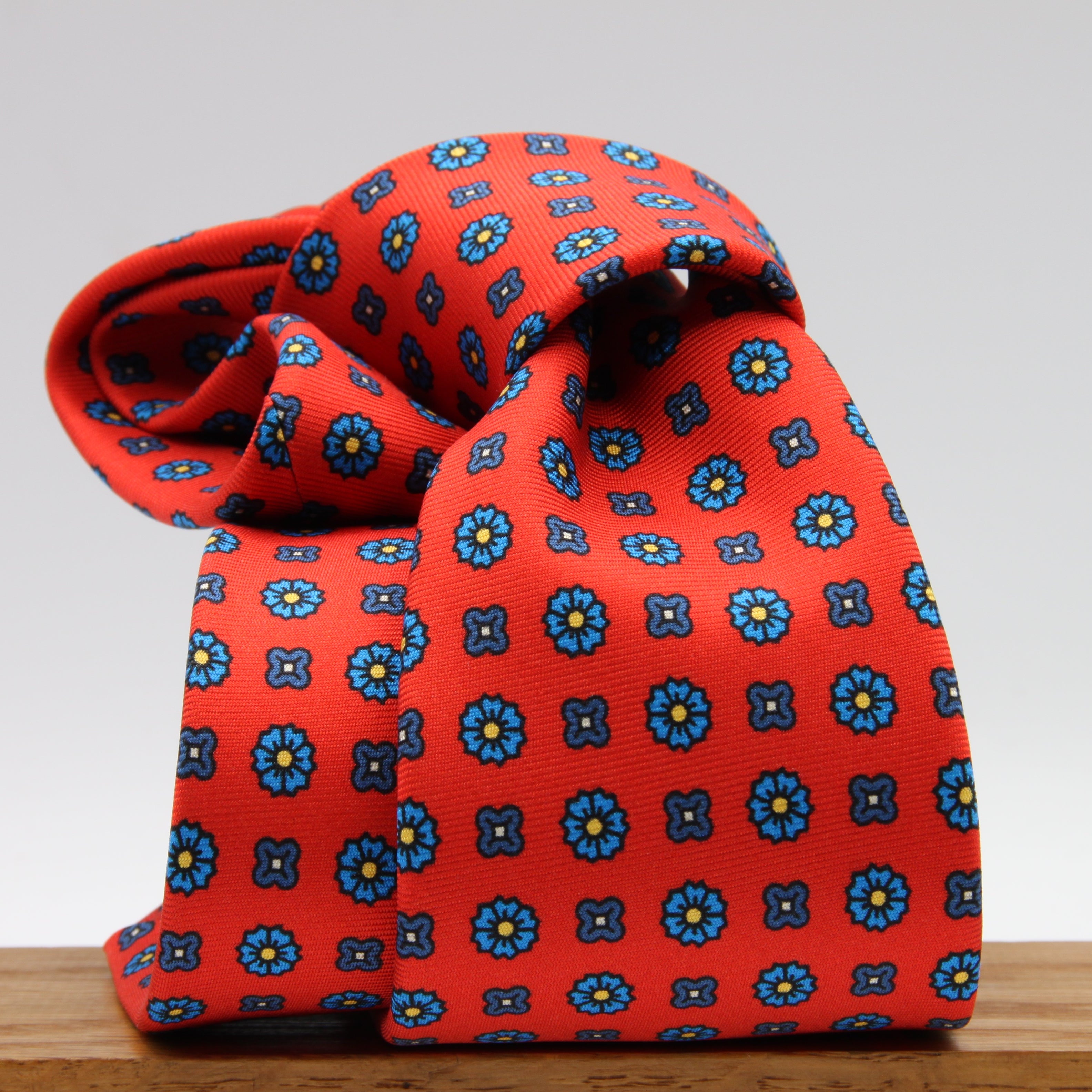Cruciani &amp; Bella Tie
100%&nbsp; Silk
Printed and Handmade in Italy
Self-Tipped
Red, Blue and Yellow Tie

8 cm x 150 cm
#9604