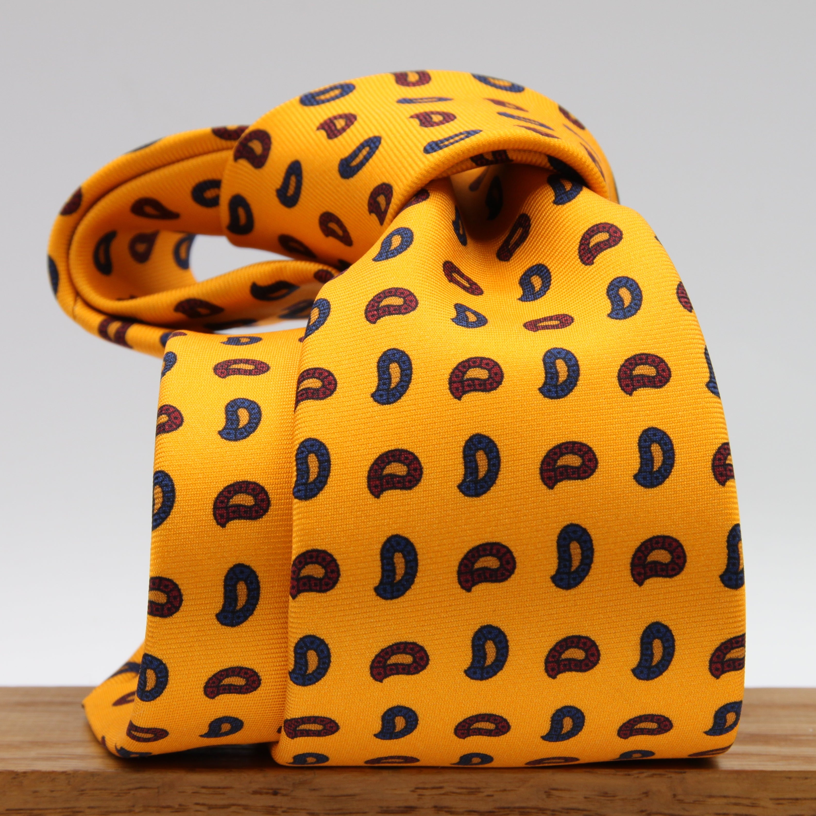 Cruciani &amp; bella&nbsp;
100% Printed Silk
Designs from the British archives
Self-Tipped
Yellow, Navy Blue and Red Motif Tie
Handmade in Italy
8 x 150 cm
#9470