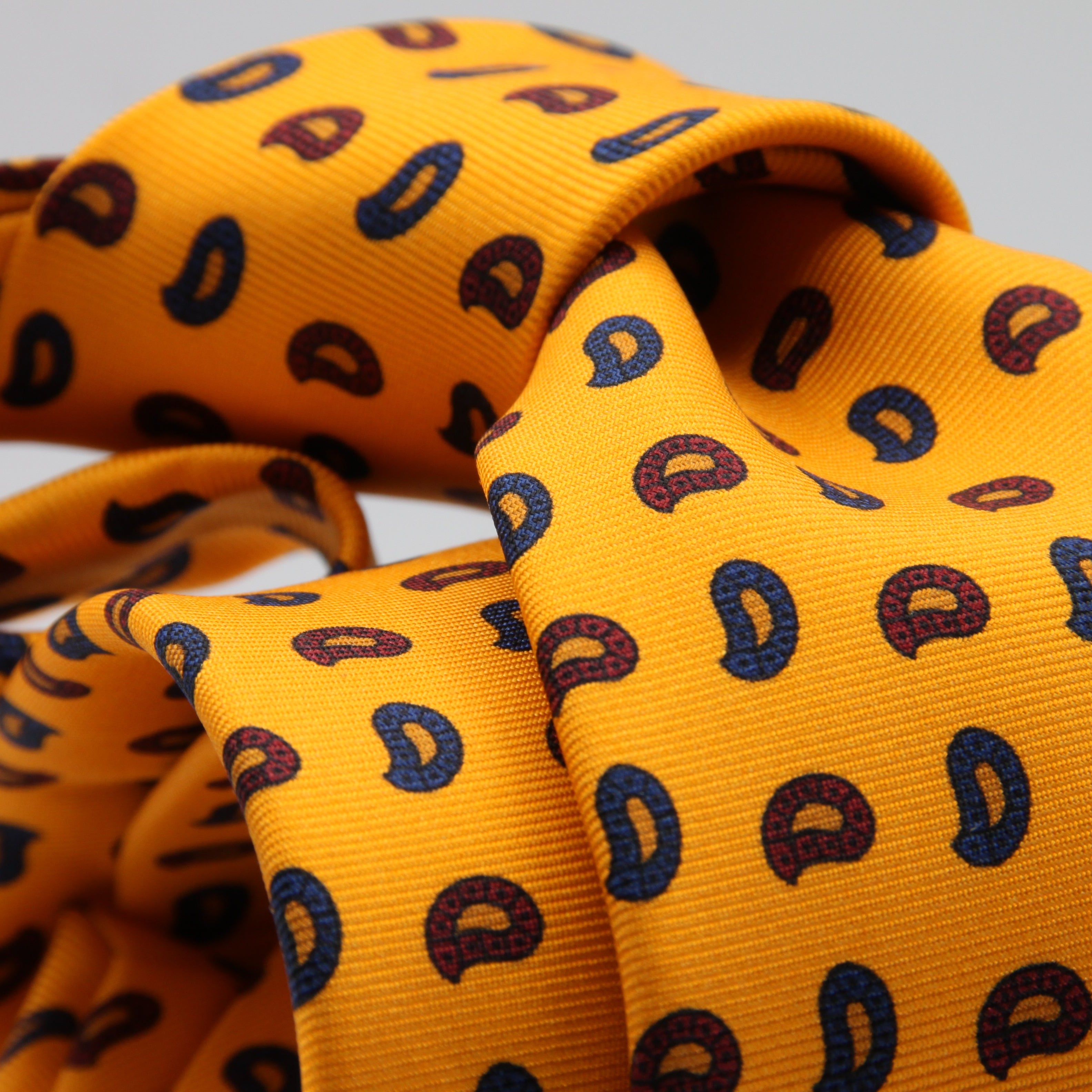 Cruciani &amp; bella&nbsp;
100% Printed Silk
Designs from the British archives
Self-Tipped
Yellow, Navy Blue and Red Motif Tie
Handmade in Italy
8 x 150 cm
#9470