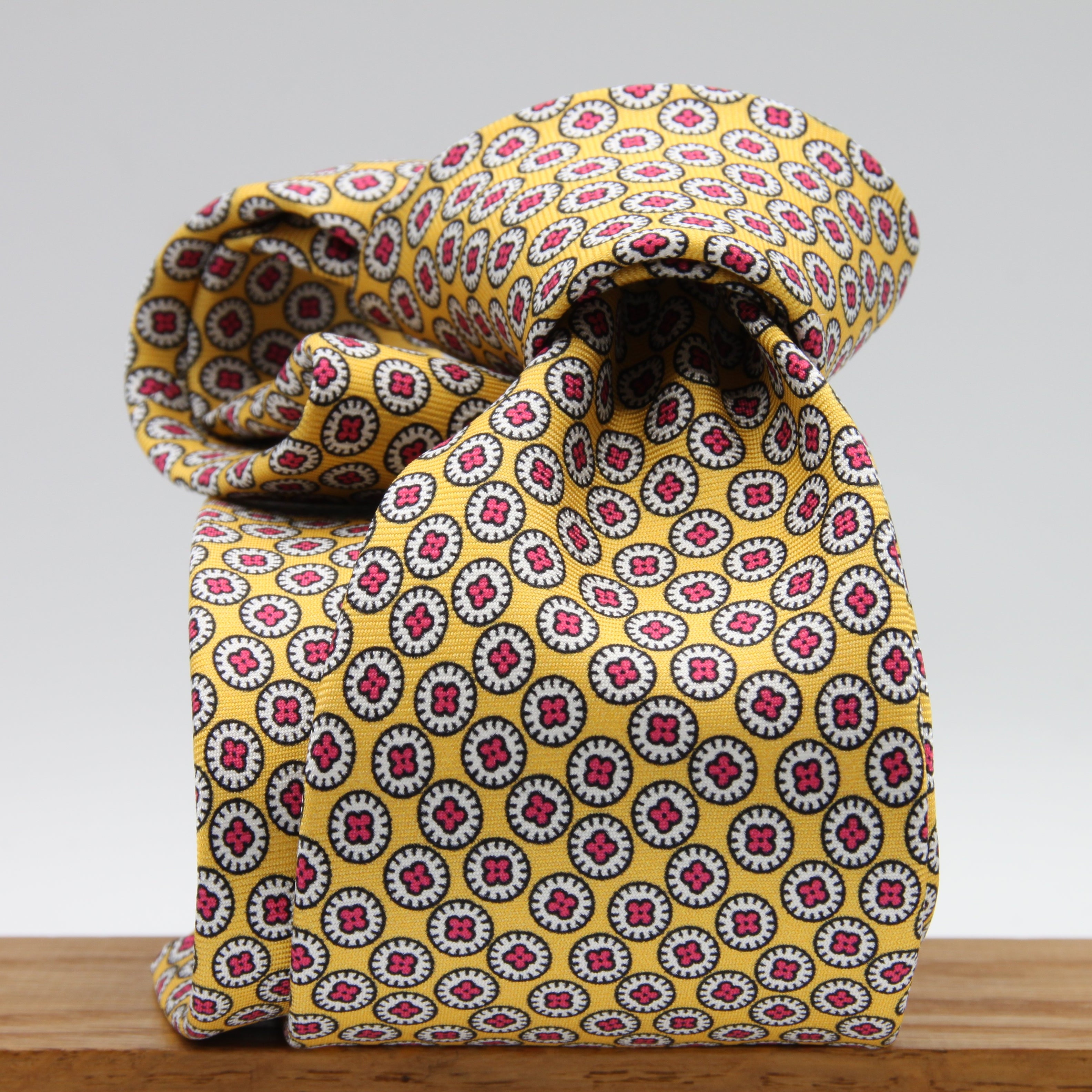 Cruciani &amp; Bella Tie
100%&nbsp; Silk
Printed and Handmade in Italy
Self-Tipped
Light Yellow, White and Fucsia Tie

8 cm x 150 cm
#9453