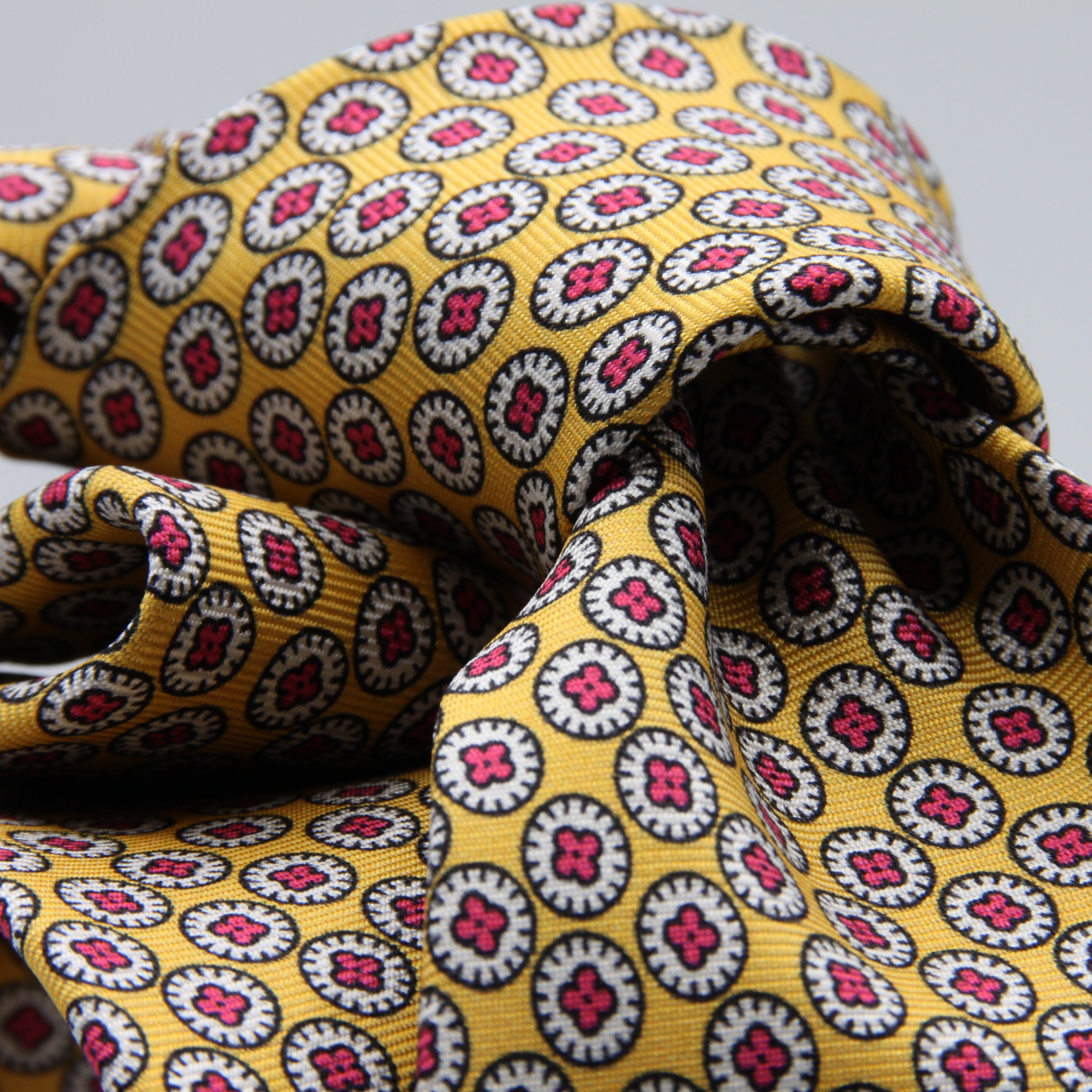 Cruciani &amp; Bella Tie
100%&nbsp; Silk
Printed and Handmade in Italy
Self-Tipped
Light Yellow, White and Fucsia Tie

8 cm x 150 cm
#9453