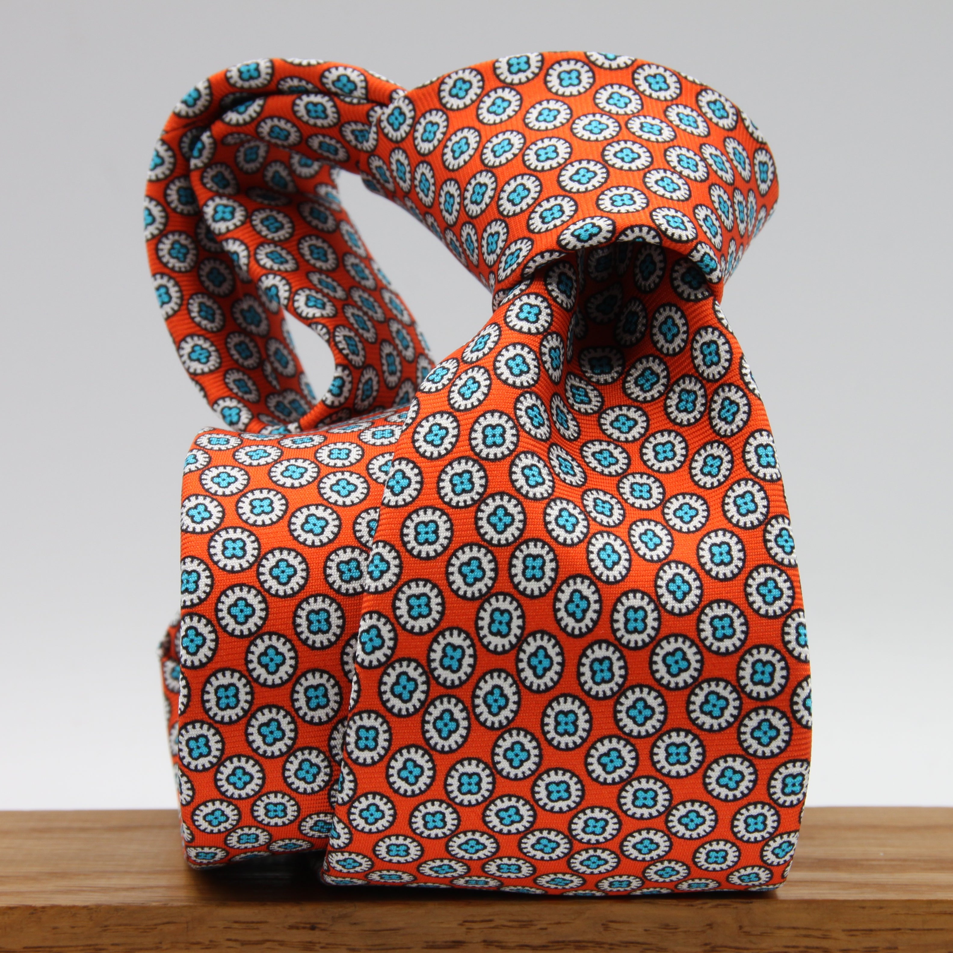 Cruciani &amp; Bella Tie
100%&nbsp; Silk
Printed and Handmade in Italy
Self-Tipped
Light Red, White and Light Sky Blue Tie

8 cm x 150 cm
#9455