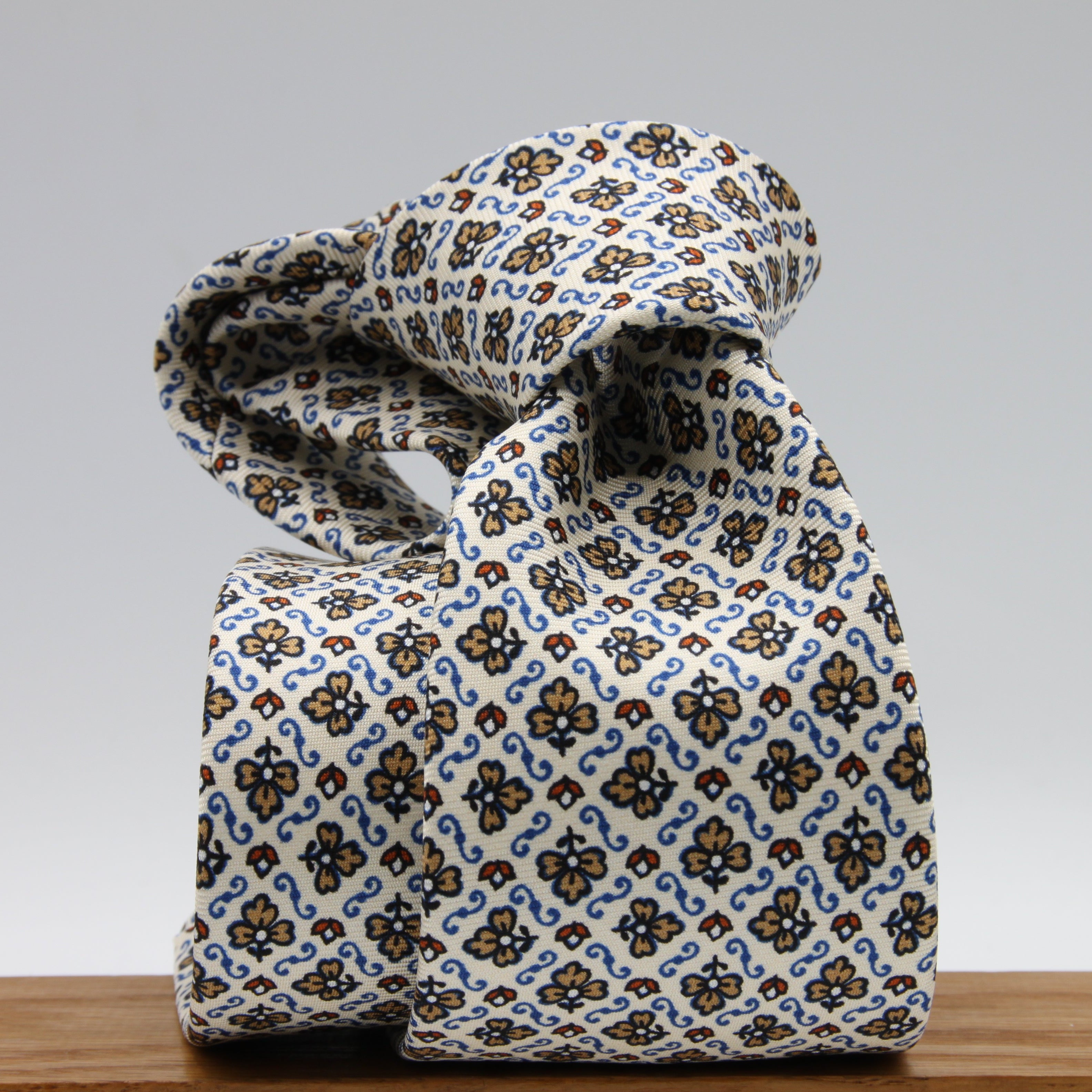 Cruciani &amp; Bella Tie
100%&nbsp; Silk
Printed and Handmade in Italy
Self-Tipped
Off-White, Cream, Rust and Sky Blue Tie

8 cm x 150 cm
#9459