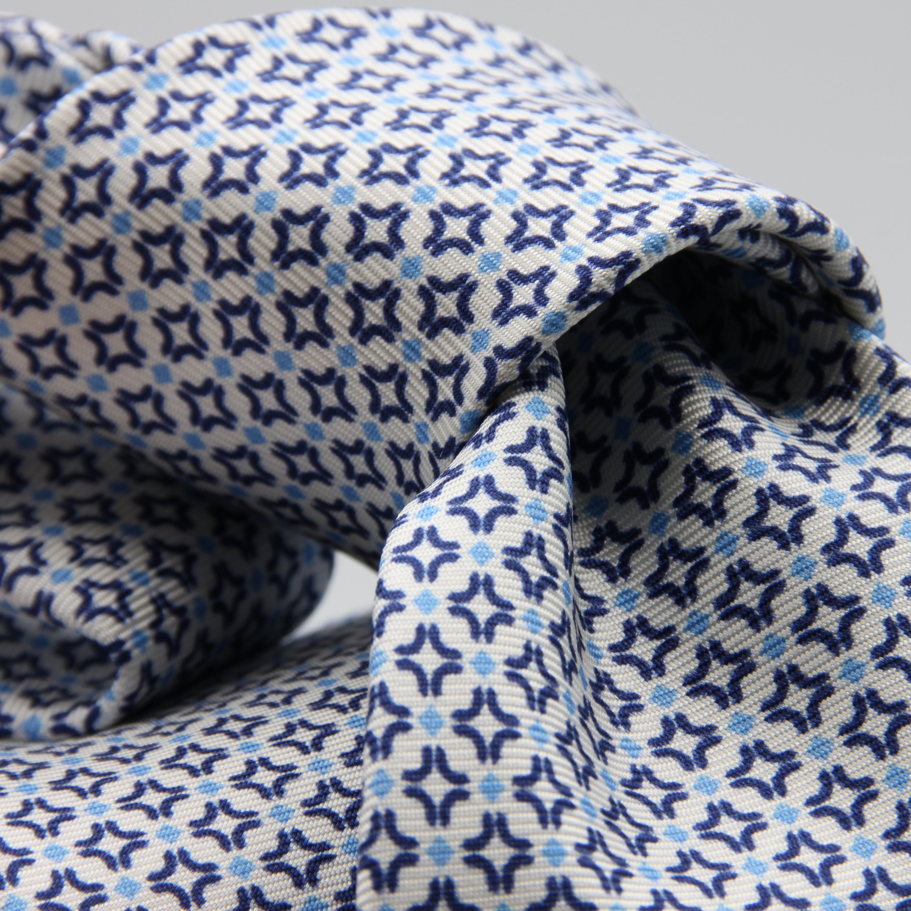 Cruciani &amp; Bella Tie
100%&nbsp; Silk
Printed and Handmade in Italy
Self-Tipped
White, Blue and Sky Blue Tie

8 cm x 150 cm
#9464