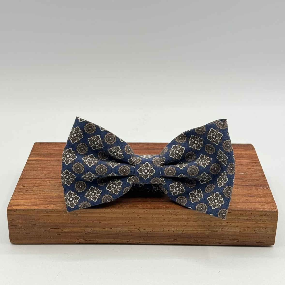 <ul> <li>Cruciani &amp; Bella Bow Tie</li> <li>100% Printed Madder Silk&nbsp;</li> <li>Handmade in Italy</li> <li>Blue, Beige, Brown and Light Brown motif</li> <li>Handcrafted in Italy</li> <li>Coated metal Labels</li> <li>Bow Tie</li> </ul>