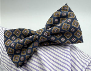 <ul> <li>Cruciani &amp; Bella Bow Tie</li> <li>100% Printed Madder Silk&nbsp;</li> <li>Handmade in Italy</li> <li>Blue,&nbsp; Brown, Light Blue and Pink motif</li> <li>Handcrafted in Italy</li> <li>Coated metal Labels</li> <li>Bow Tie</li> </ul>