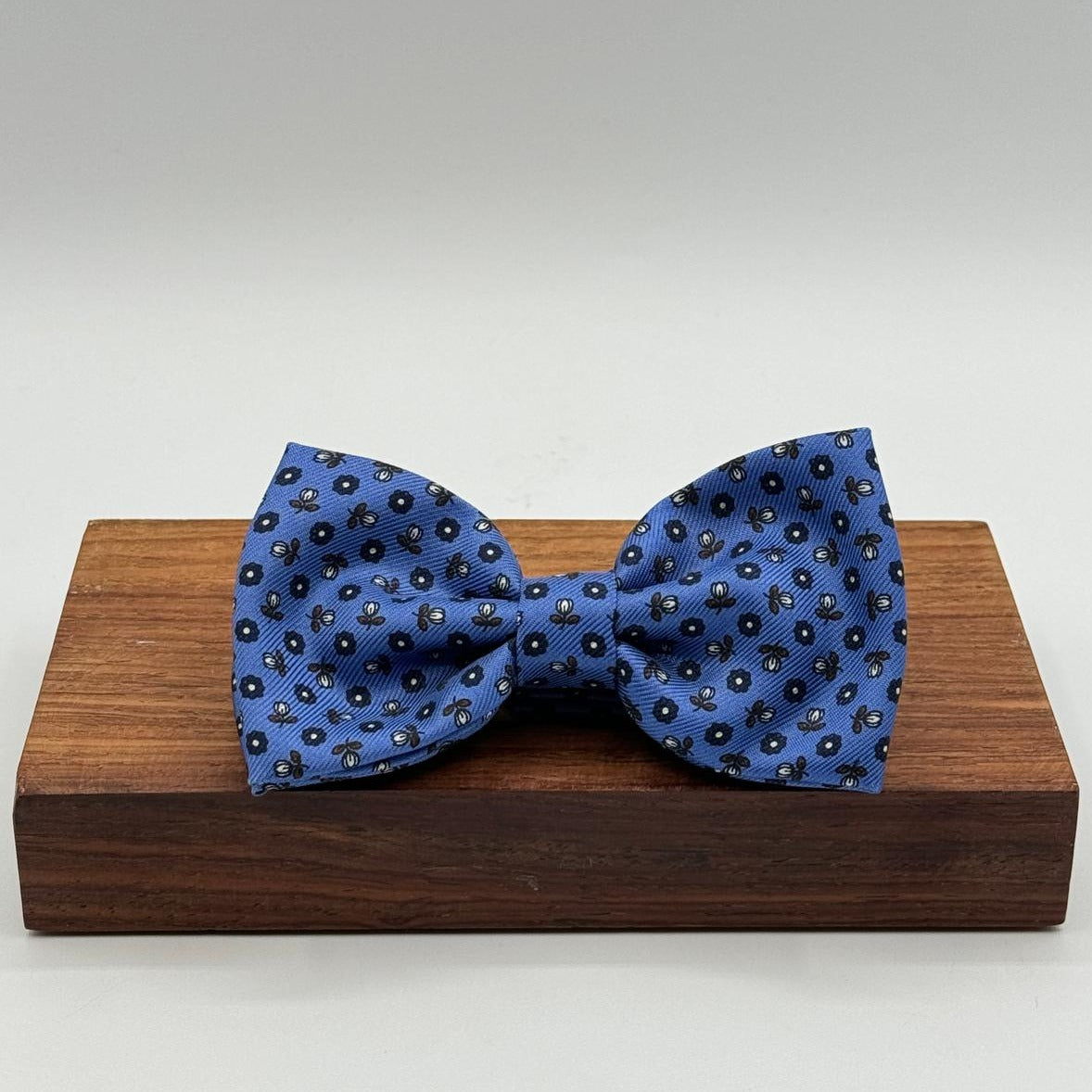 <ul> <li>Cruciani &amp; Bella Bow Tie</li> <li>100% Printed Madder Silk&nbsp;</li> <li>Handmade in Italy</li> <li>Olimpic Blue, Blue, Brown and Off White motif&nbsp;&nbsp;</li> <li>Handcrafted in Italy</li> <li>Coated metal Labels</li> <li>Bow Tie</li> </ul>