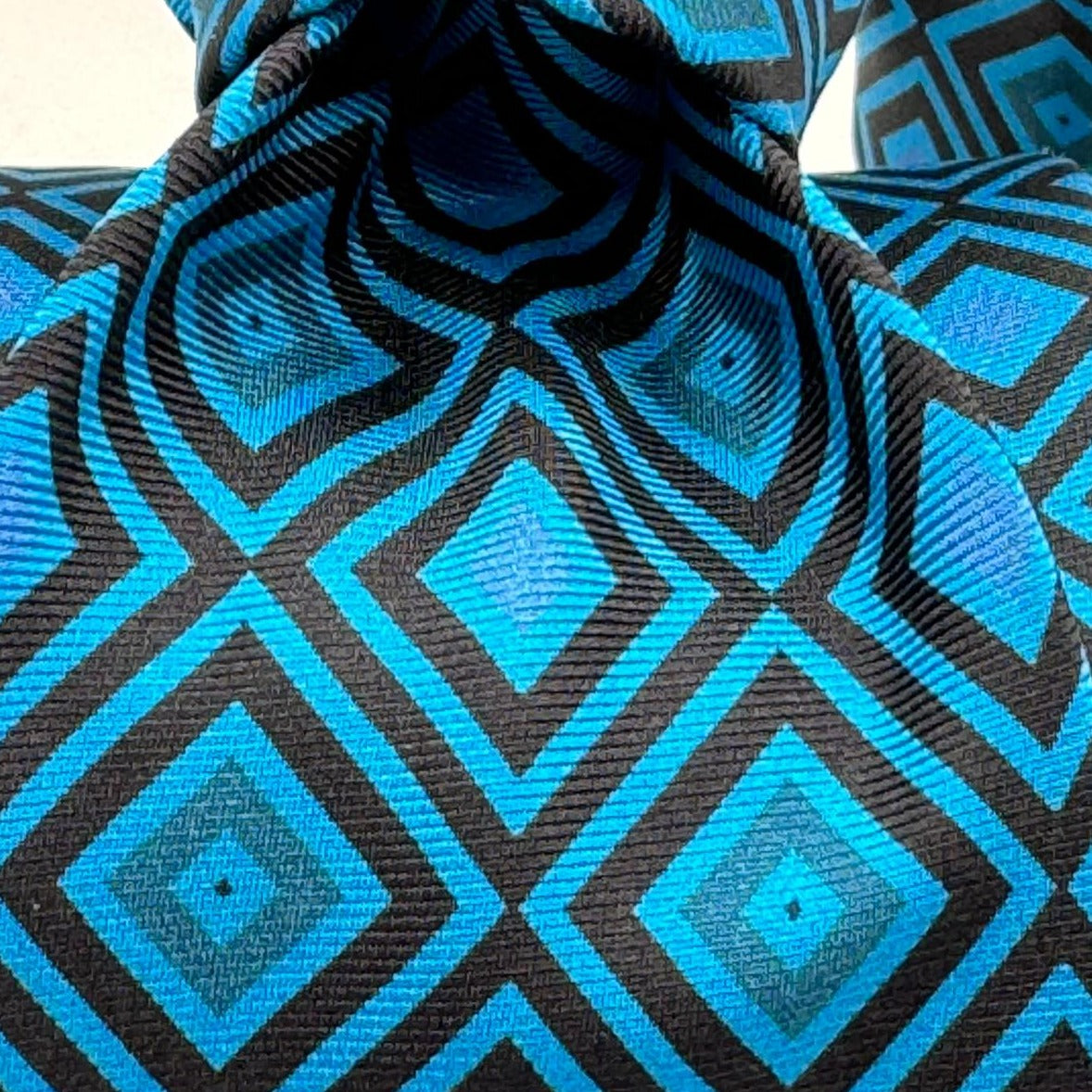 Cruciani &amp; Bella 100% Printed Silk&nbsp; Tipped Bleu , Black and Light Pink Optical Motif Handmade in Italy 8,5 cm x 148 cm New Old Stock