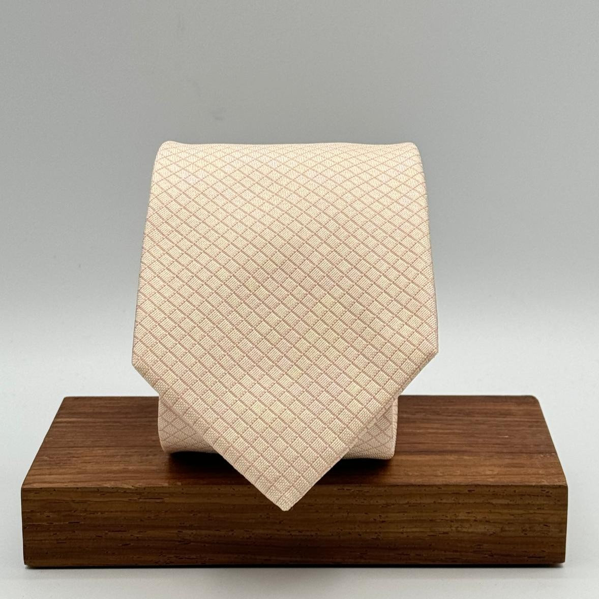 New Old Stock Holliday &amp; Brown&nbsp; 100% Silk&nbsp; Wowen Jaquard Tipped Tie Ivory Tie Light Pink Square Handmade in England 9,5 cm x 146 cm