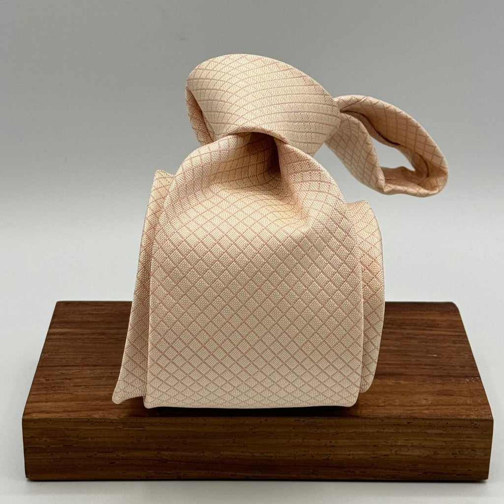 New Old Stock Holliday &amp; Brown&nbsp; 100% Silk&nbsp; Wowen Jaquard Tipped Tie Ivory Tie Light Pink Square Handmade in England 9,5 cm x 146 cm